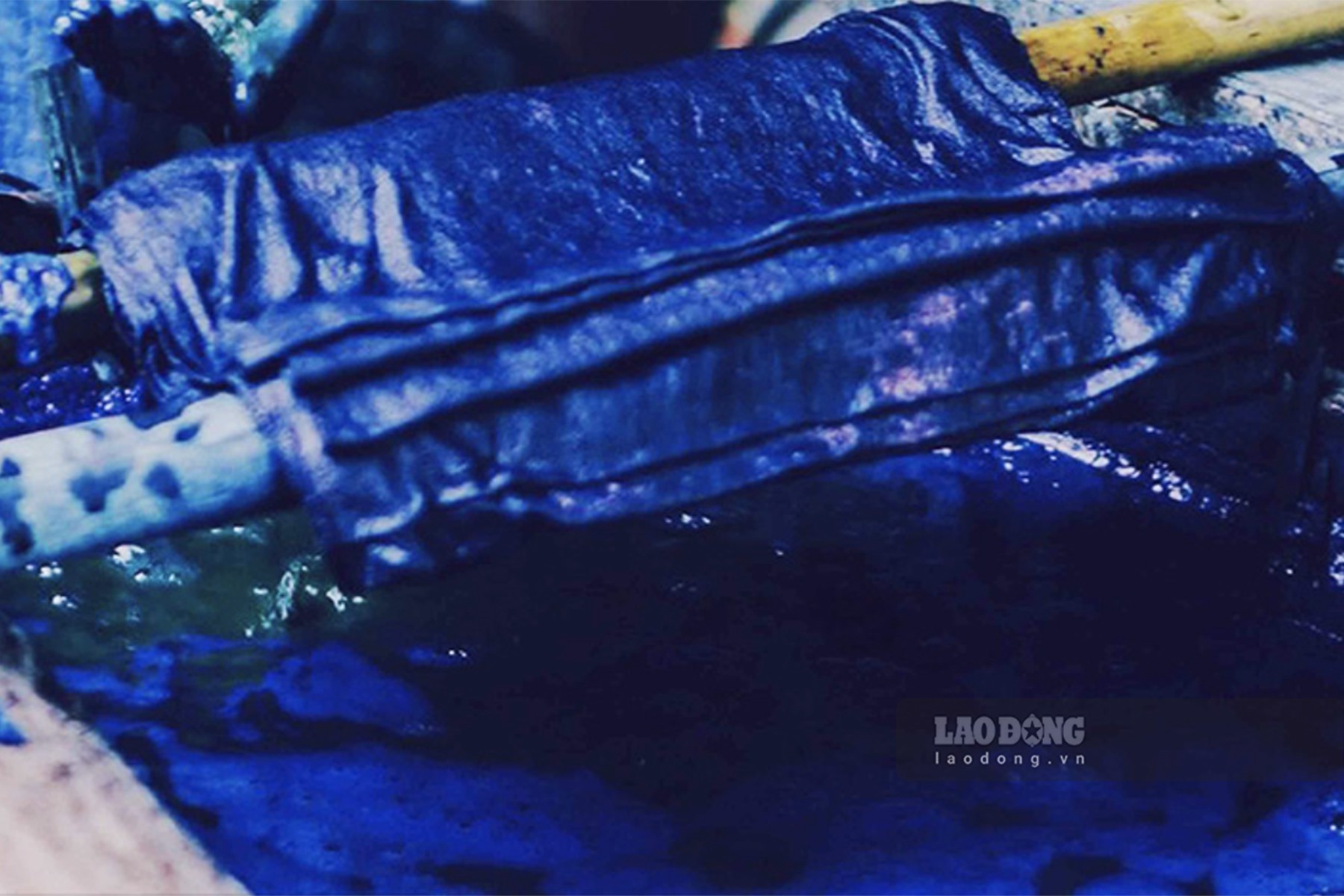 Màu xanh đặc trưng của những tấm vài vải được nhuộm từ nhựa cây chàm. Ảnh: Giang Lam