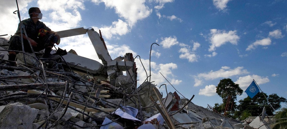 Đống đổ nát của trụ sở phái bộ Liên Hợp Quốc ở Haiti ở tại Port-au-Prince, sau trận động đất kinh hoàng tháng 1.2010. Ảnh: Liên Hợp Quốc