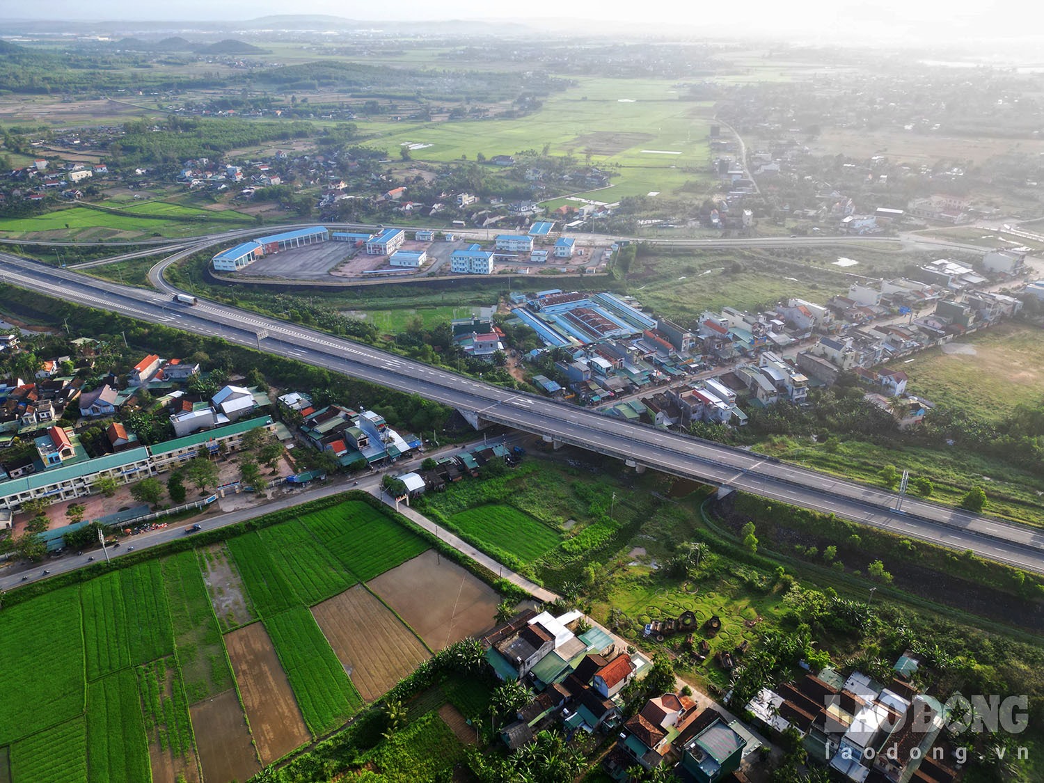 Từ khi cao tốc thông xe năm 2018 đến nay, đoạn đường từ TP Quảng Ngãi đến xã Tịnh Hà (Sơn Tịnh) phải “gánh” thêm lượng lớn ôtô nên thường xuyên xảy ra ùn tắc. Ảnh: Ngọc Viên