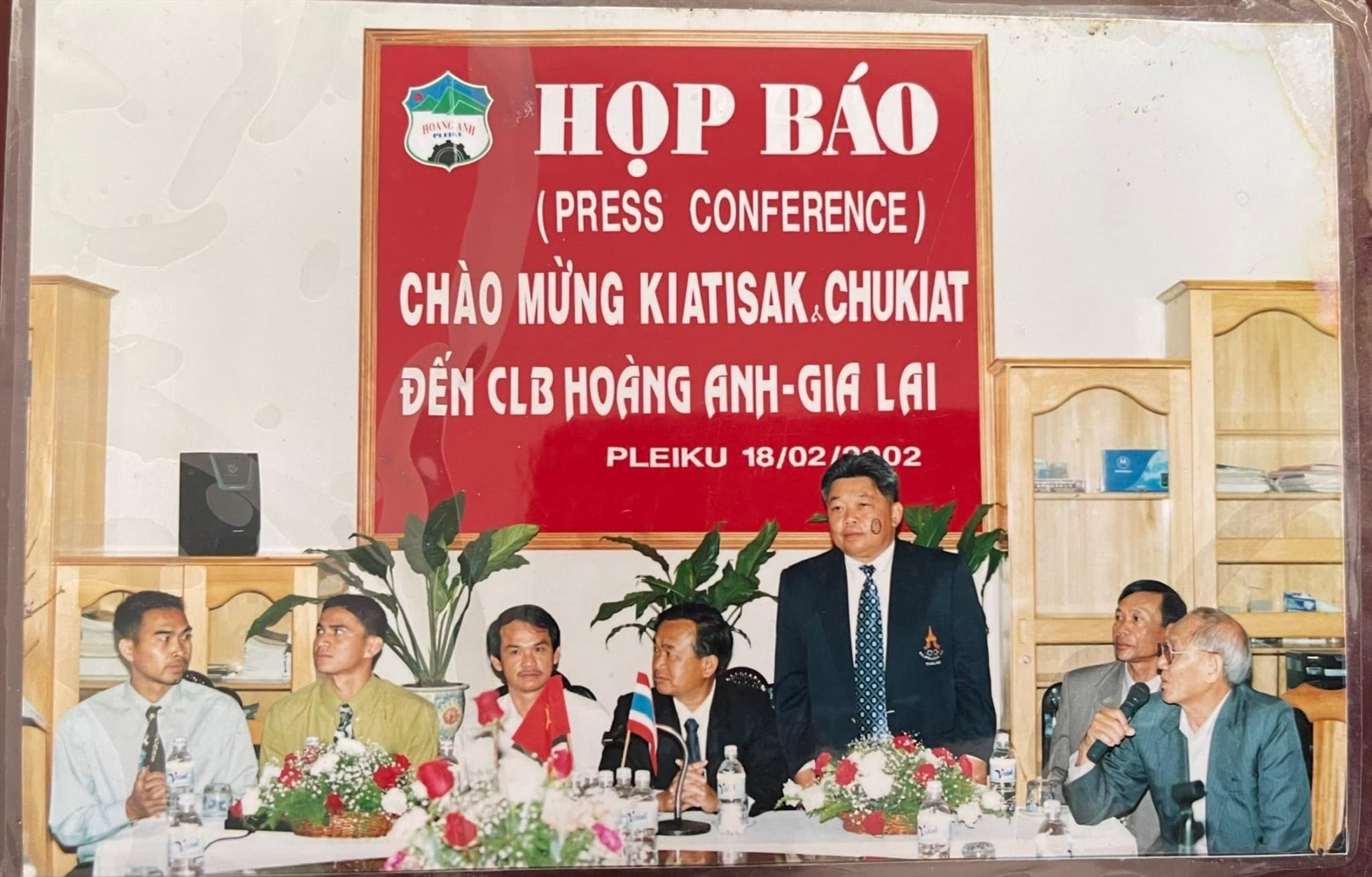 Hoàng Anh Gia Lai công bố hợp đồng với Kiatisak và Chukiat vào ngày 18.2.2002. Ảnh: CLB HAGL