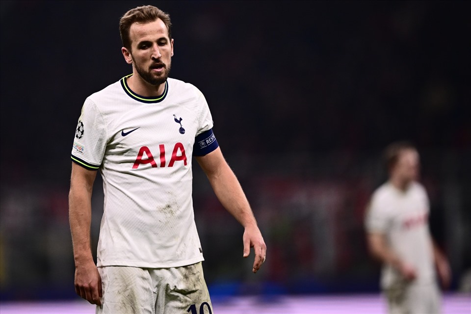 Harry Kane không thể mãi gồng gánh Tottenham.  Ảnh: AFP