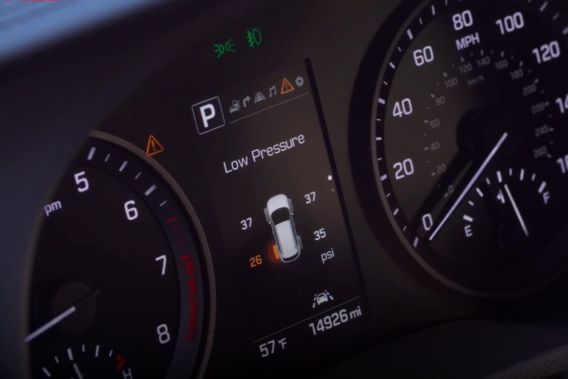 Hiển thị báo hiệu về áp suất lốp trên màn hình điều khiển ô tô. Ảnh: Hyundai Bà Rịa - Vũng Tàu