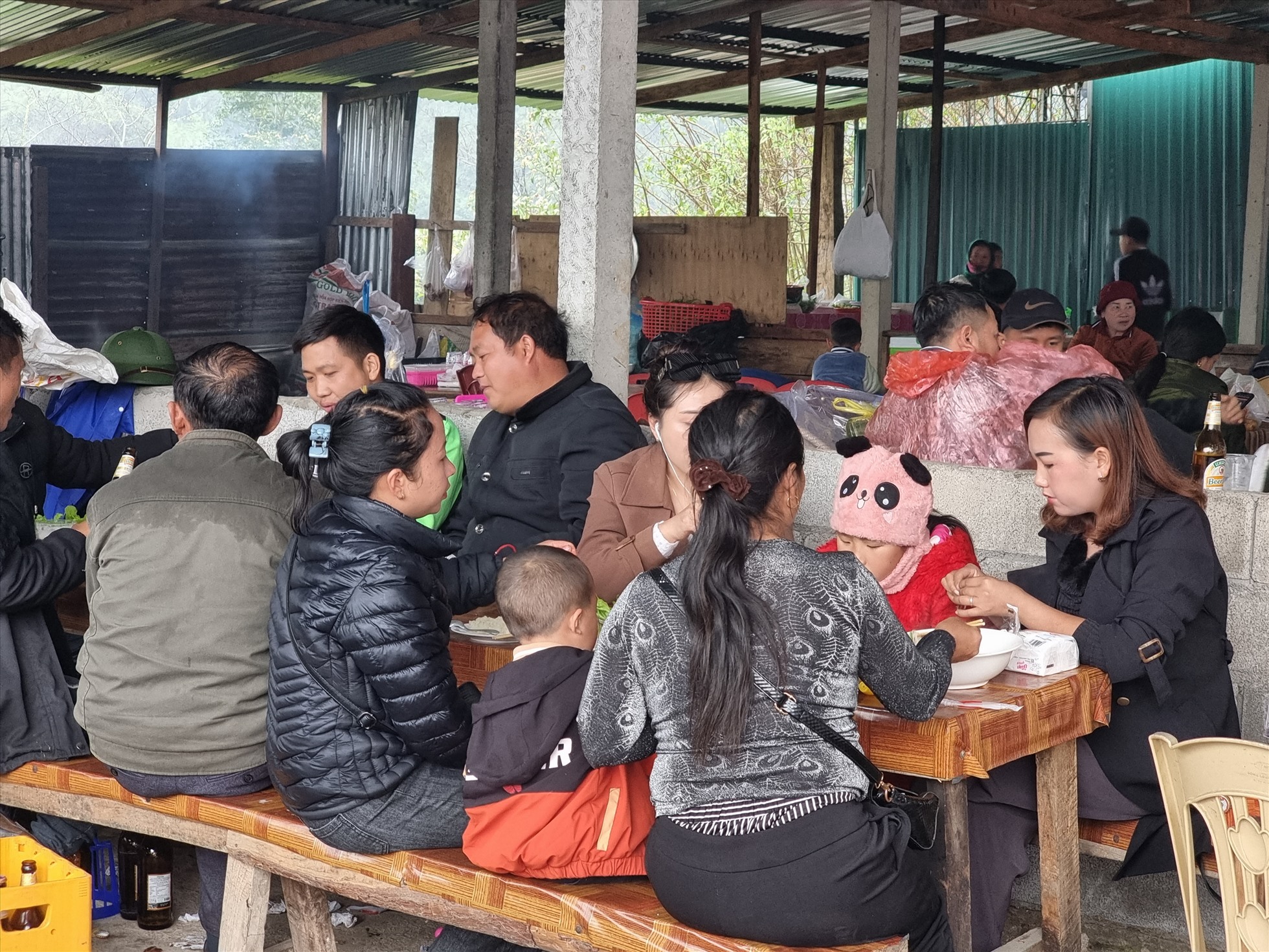 Chợ phiên biên giới không chỉ là nơi buôn bán, trao đổi hàng hóa mà còn thúc đẩy kết nối tình cảm hữu nghị giữa nhân dân hai nước Việt - Lào.