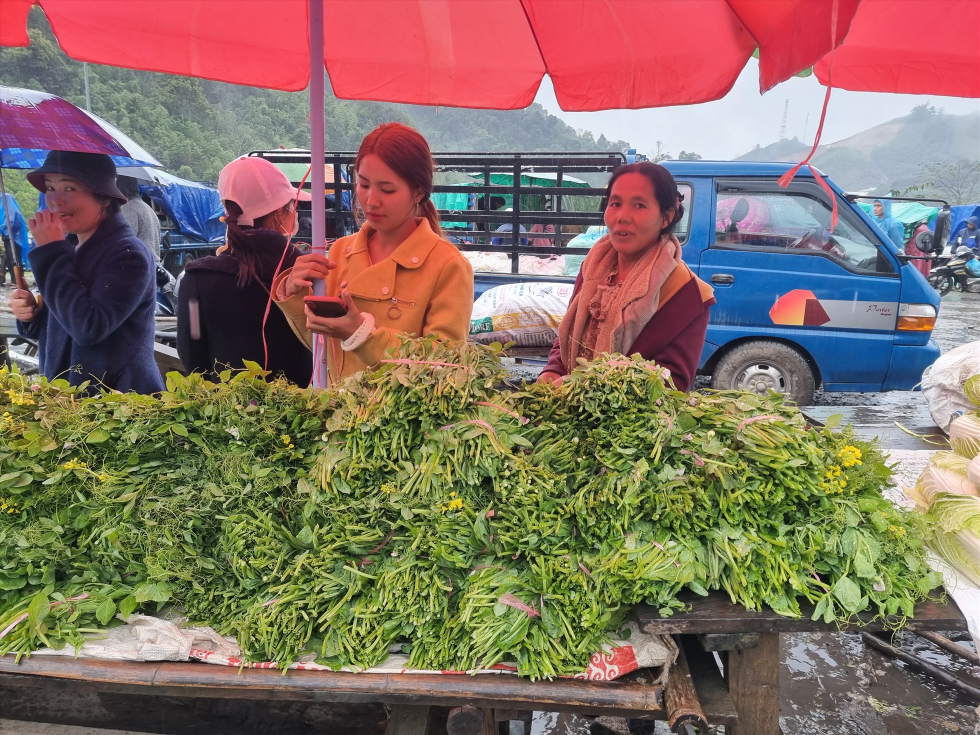 Trước đây chợ họp 1 phiên vào ngày cuối cùng của tháng, tại địa điểm nằm sâu trong lãnh thổ nước bạn Lào, cách biên giới 3 km. Từ năm 2019, chợ đã được mở rộng quy mô và di chuyển địa điểm đến gần cửa khẩu quốc tế Nậm Cắn, sát biên giới Việt Nam - Lào và được tổ chức mở thường xuyên vào sáng chủ nhật hàng tuần.