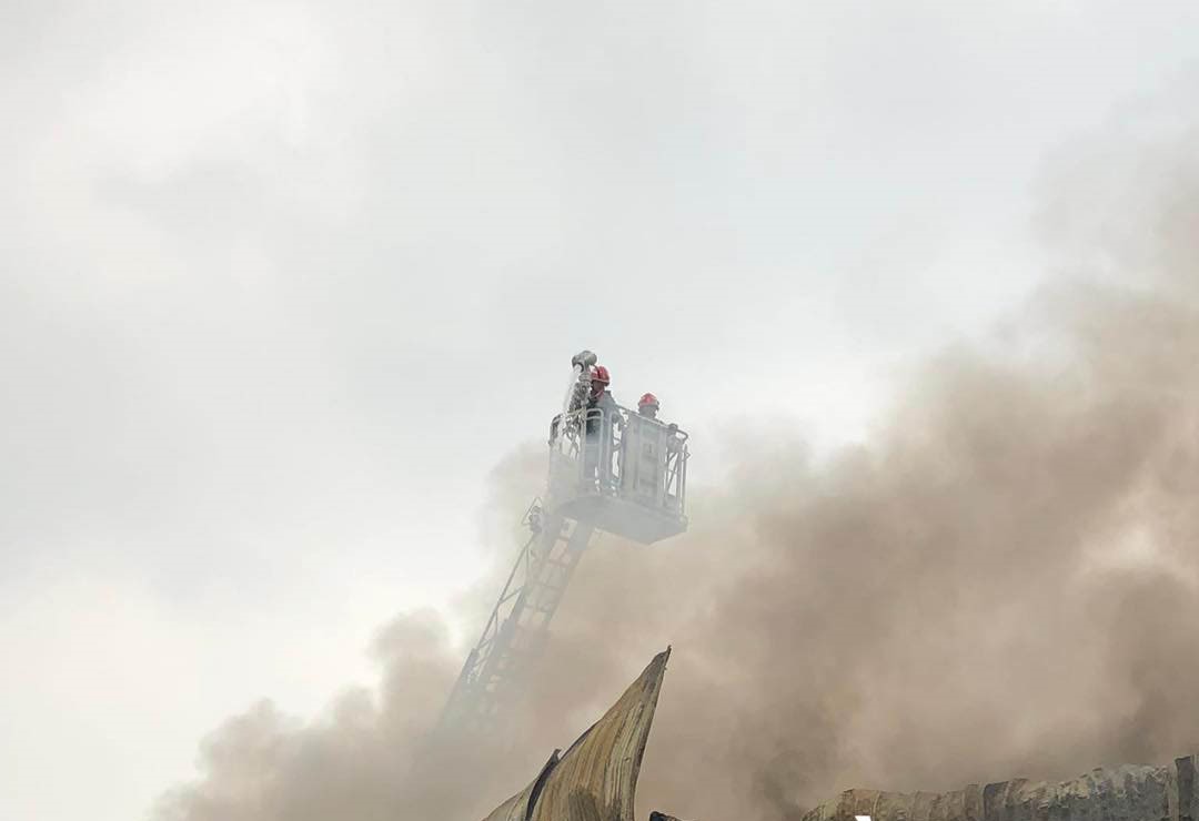 Lực lượng chức năng tiến hành dập lửa đám cháy. Ảnh: Hải Phòng