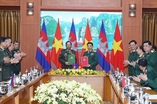 Đại tướng, Bộ trưởng Quốc phòng Phan Văn Giang và Đại tướng Tea Banh, Phó Thủ tướng, Bộ trưởng Quốc phòng Vương quốc Campuchia ký kết kế hoạch hợp tác năm 2023. Ảnh: TTXVN