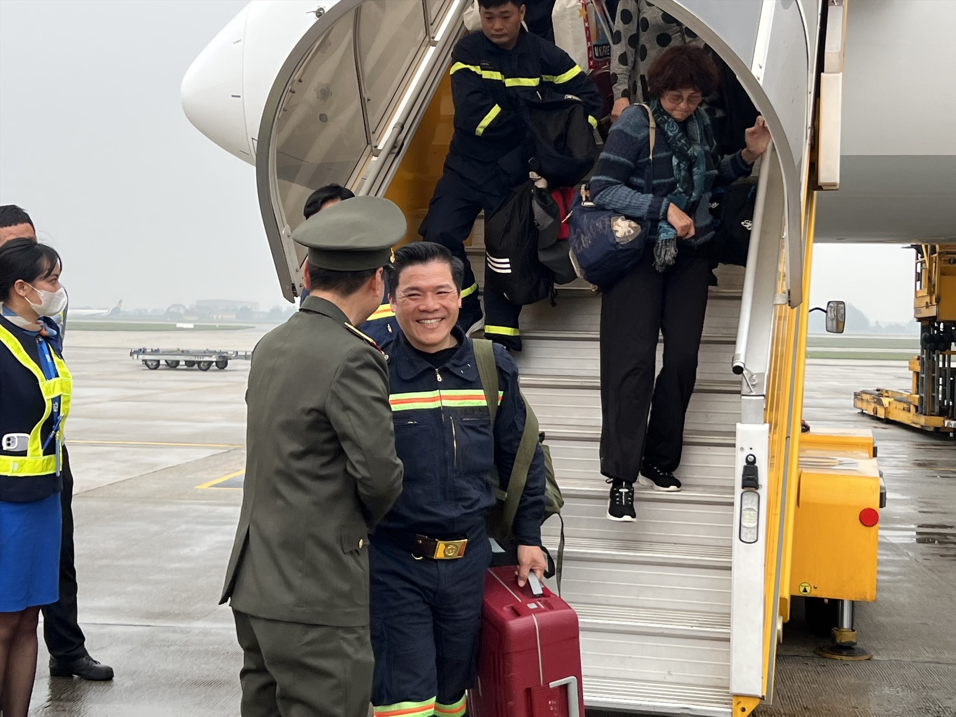 Đại tá Nguyễn Minh Khương nhận được cái bắt tay nồng ấm từ đồng nghiệp ra đón. Ảnh: Việt Dũng
