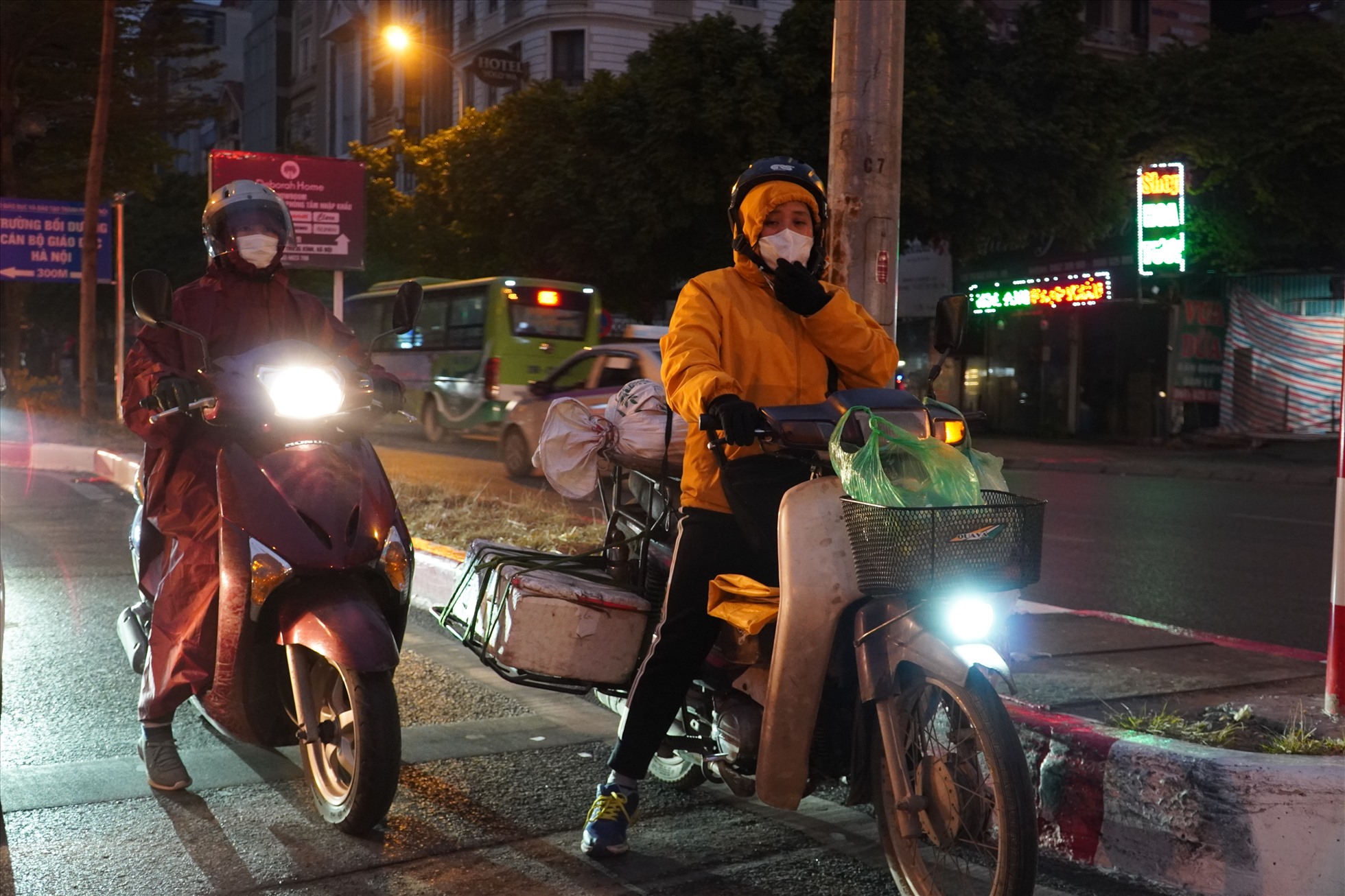 Ghi nhận lúc 5h30, tại Hà Nội xuất hiện mưa phùn và sương mù, trời rét. Nhiều người dân ra đường phải mặc áo ấm, áo mưa để tránh gió.