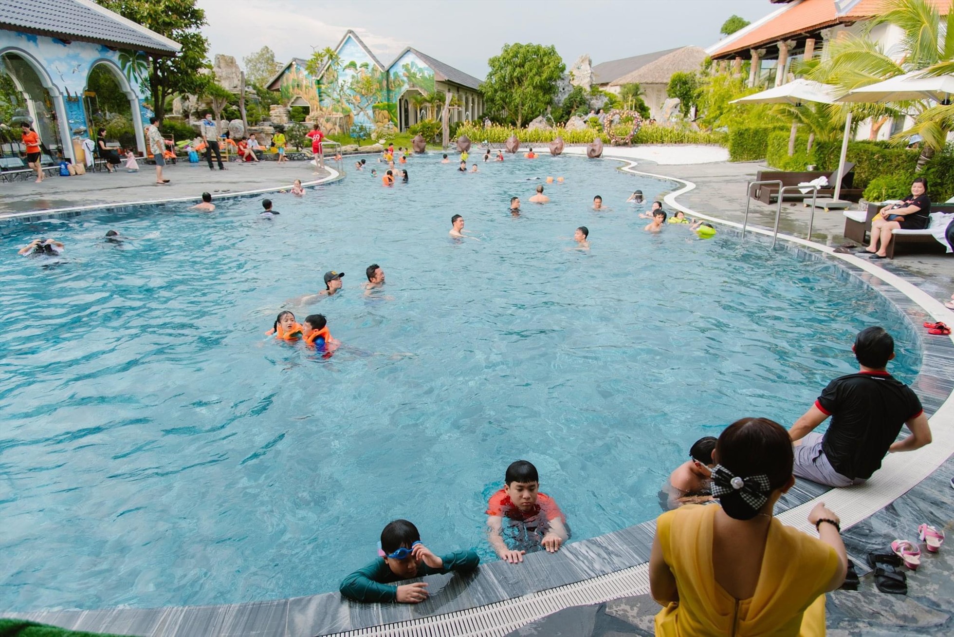 Cần Thơ Eco Resort còn nổi bật với hồ bơi nước mặn lớn nhất và độc đáo nhất đồng bằng sông Cửu Long. Diện tích 400 m2