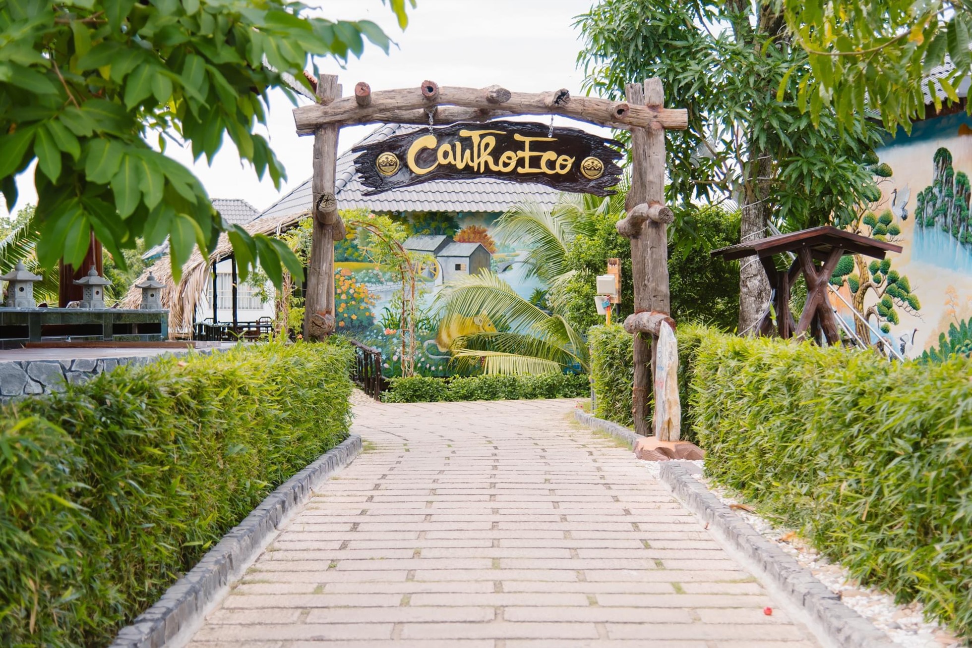 Cần Thơ Eco Resort nằm dọc theo tuyến Quốc lộ 61C, thuộc địa phận ấp Nhơn Thuận, xã Nhơn Nghĩa, huyện Phong Điền, TP. Cần Thơ; cách trung tâm thành phố khoảng 10 phút lái xe.