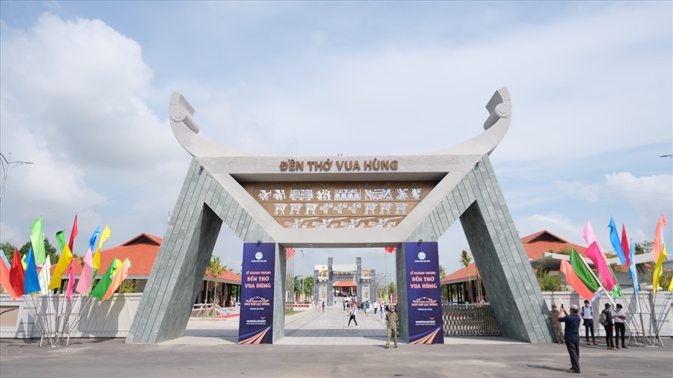 Đền thờ Vua Hùng tọa lạc đường Võ Văn Kiệt, gần sân bay quốc tế Cần Thơ, khu đền có tổng diện tích 39.000 m2, bao gồm 14 hạng mục công trình tâm linh tưởng nhớ các đời Vua Hùng.