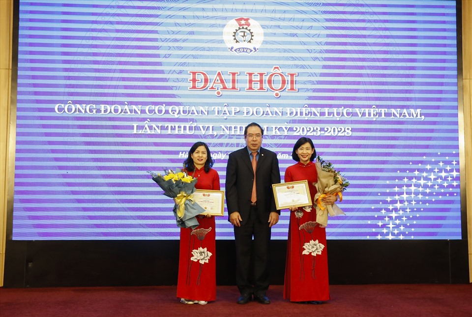 Ông Đỗ Đức Hùng - Chủ tịch Công đoàn Điện lực Việt Nam trao Kỷ niệm chương “Vì sự nghiệp xây dựng tổ chức Công đoàn” cho 2 cán bộ thuộc Công đoàn Cơ quan EVN. Ảnh: Công đoàn Điện lực