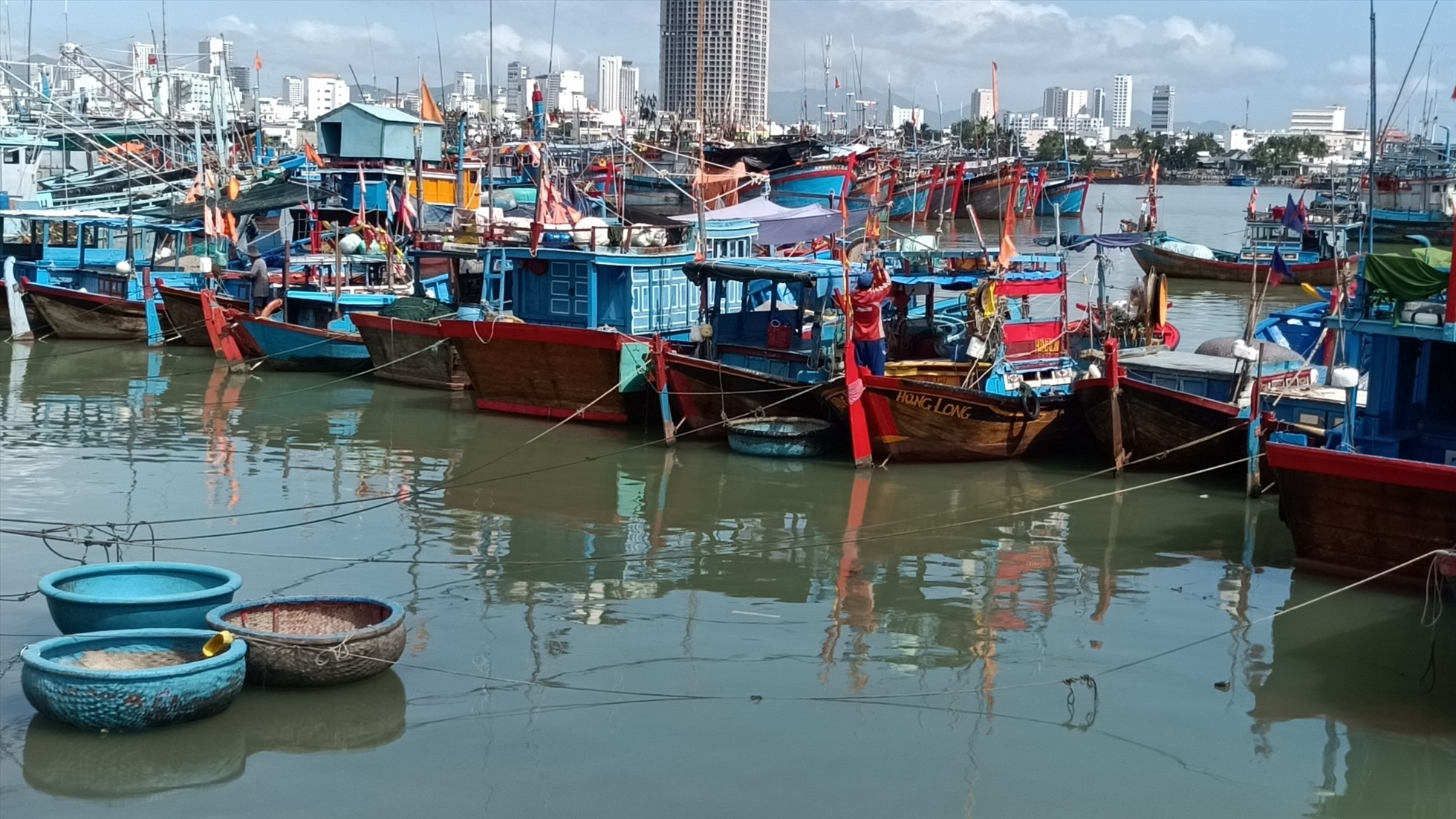 Tỉnh Khánh Hòa thường xuyên cập nhật, báo cáo tàu cá và ngư dân hoạt động trên các vùng biển, tàu cá vi phạm khai thác IUU. Ảnh: Chiến Em