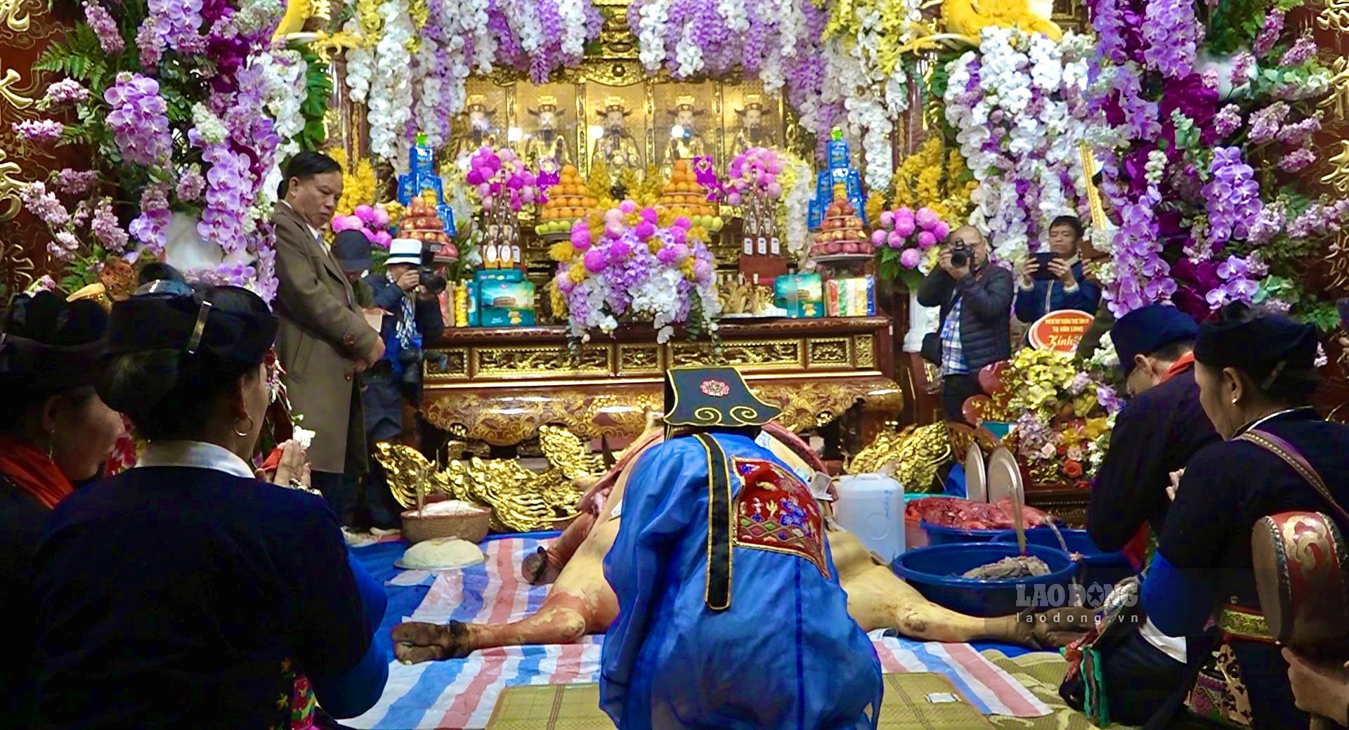 Sau khi mổ xong, chủ lễ đem 12 chén tiết xuống bến sông hành lễ. Sau khi trâu trắng được làm sạch, theo hiệu lệnh của chiêng, trống, giai chay (các trai đinh) sẽ khiêng lễ vật (trâu trắng, để nguyên cả con) cùng với lòng, tiết vào gian chính của đền để bày lễ, tế trâu. hi lễ vật đã chuẩn bị xong thầy Mo bắt đầu khấn thỉnh mời Thánh Mẫu, chư vị Thần linh về thụ hưởng.