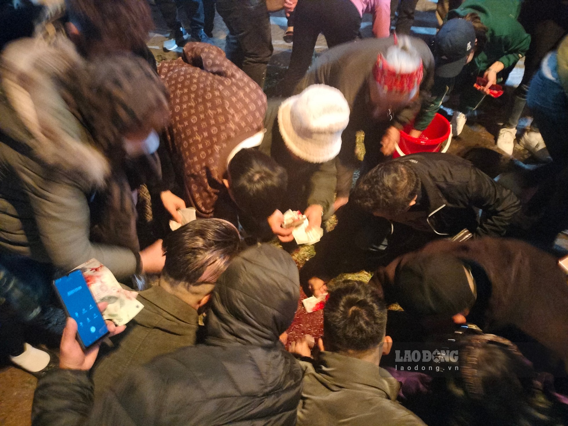 Rất đông đảo bà con nhân dân sau khi nghi lễ mổ trâu kết thúc đã đến tranh thủ dùng tiết hoặc khăn trắng quệt vào tiết trâu với mong muốn xin được lộc từ đền trong năm mới.