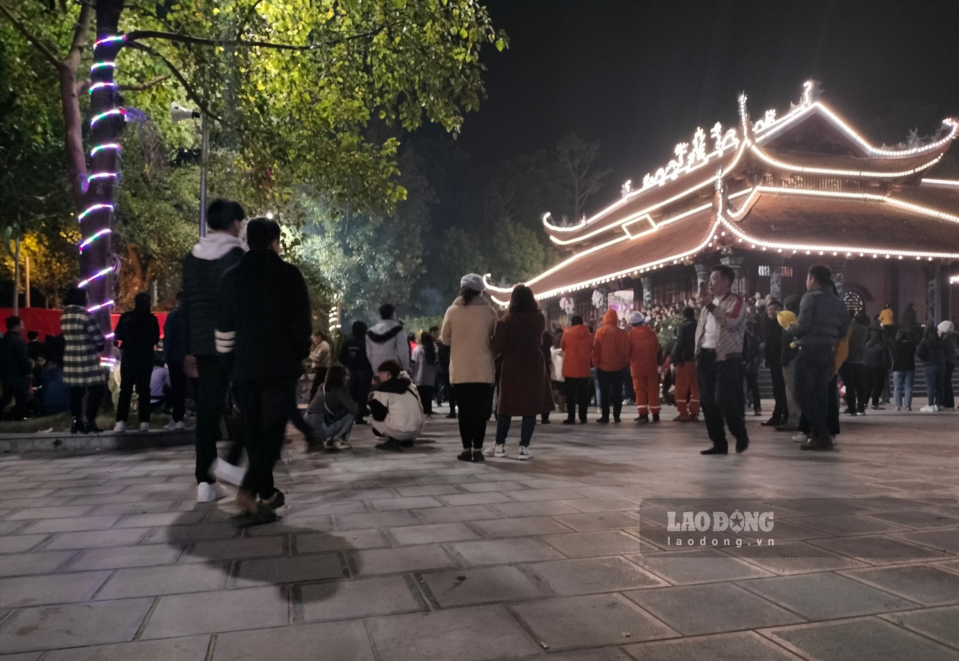 Sau phần công bố quyết định, Lễ khai hội đền Đông Cuông chính thức diễn ra. Dù thời tiết lạnh giá về đêm nhưng đến 12h đêm, lượng du khách vẫn ngùn ngụt kéo về đền để tham gia Lễ mổ trâu tế Mẫu.