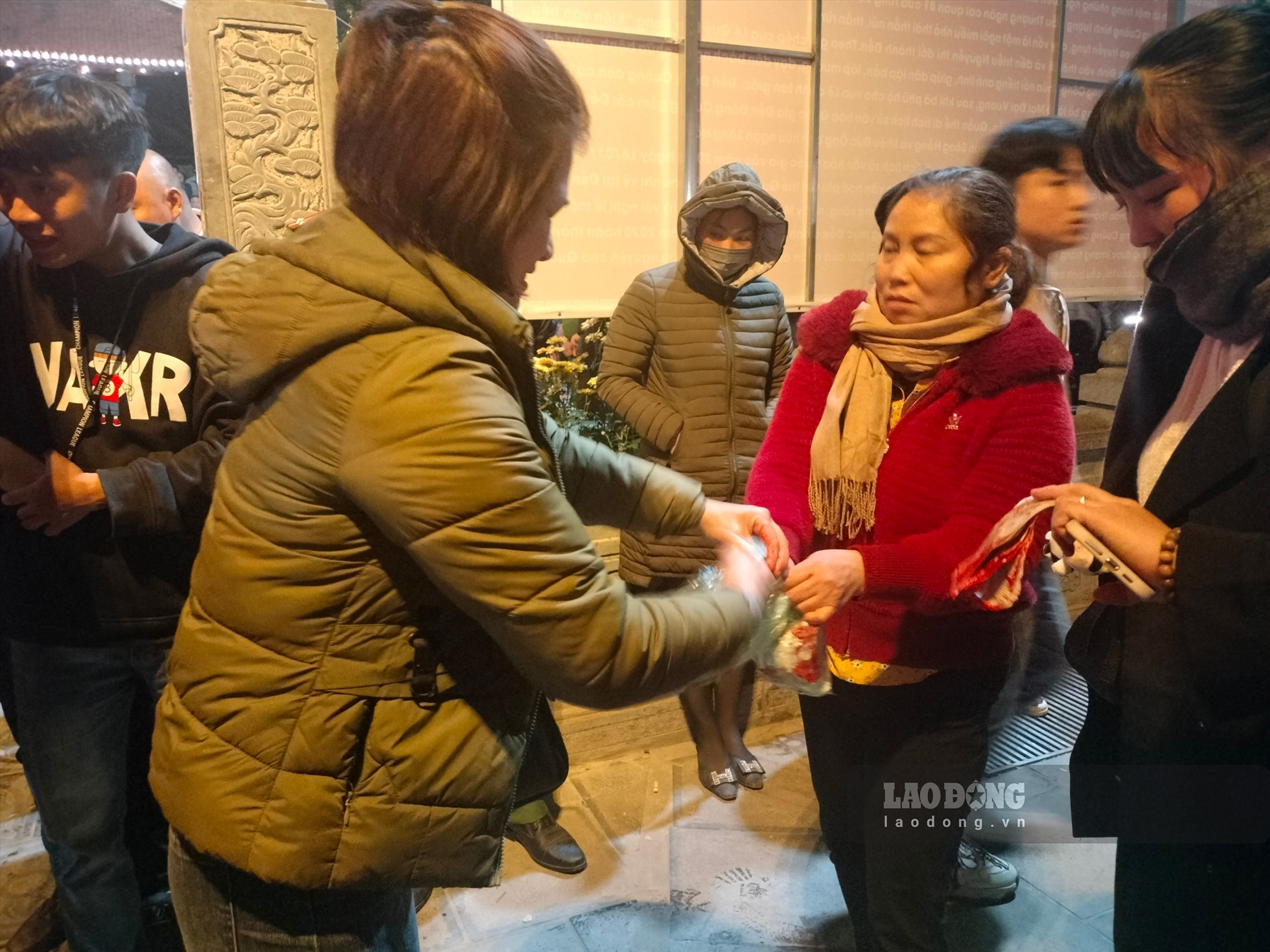 Theo ông Vũ Ngọc Ứng - Ủy viên Ban quản lý di tích đền Đông Cuông cho biết, việc bà con dùng tiền cầu lấy lộc là hành động biến tướng từ khoảng 10 năm trở lại đây. Phía cơ quan chức năng nhiều lần cũng đã khuyến cáo người dân về việc này nhưng trong quá trình tổ chức, nhiều người vẫn tranh thủ thực hiện.