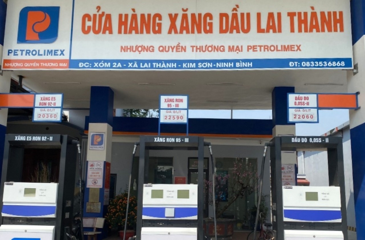 Lực lượng Quản lý thị trường tỉnh Ninh Bình đã lập biên bản xử phạt 15 triệu đồng đối với chủ cửa hàng xăng dầu số 2 Bảo Sơn (xóm 2 A, xã Lai Thành, huyện Kim Sơn, Ninh Bình) vì vi phạm quy định ngừng bán hàng. Ảnh: Diệu Anh