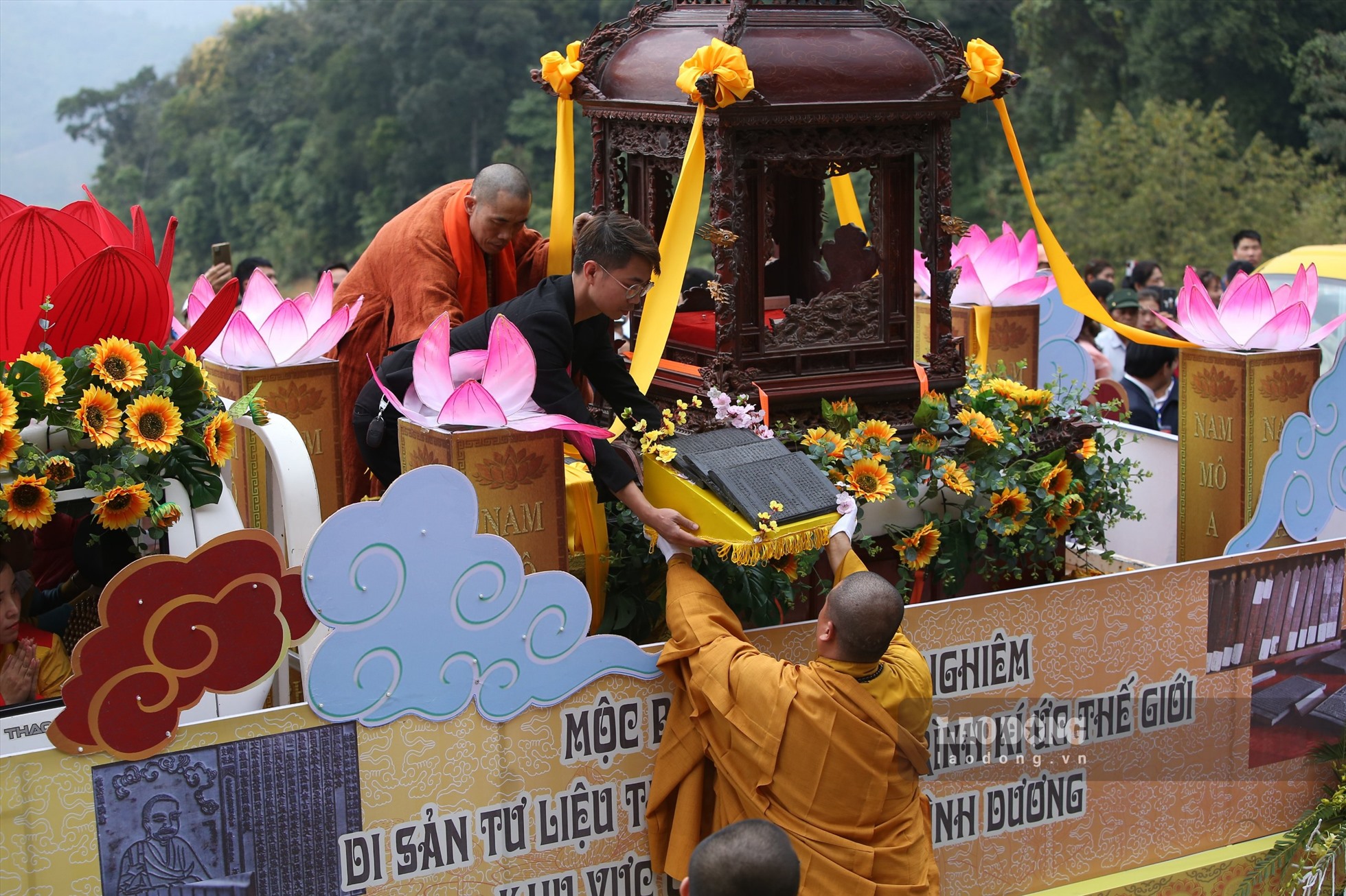 Mộc bản được thỉnh từ xe rước xuống nhà ga cáp treo Tây Yên Tử để rước lên chùa Thượng. ảnh: Nguyễn Kế