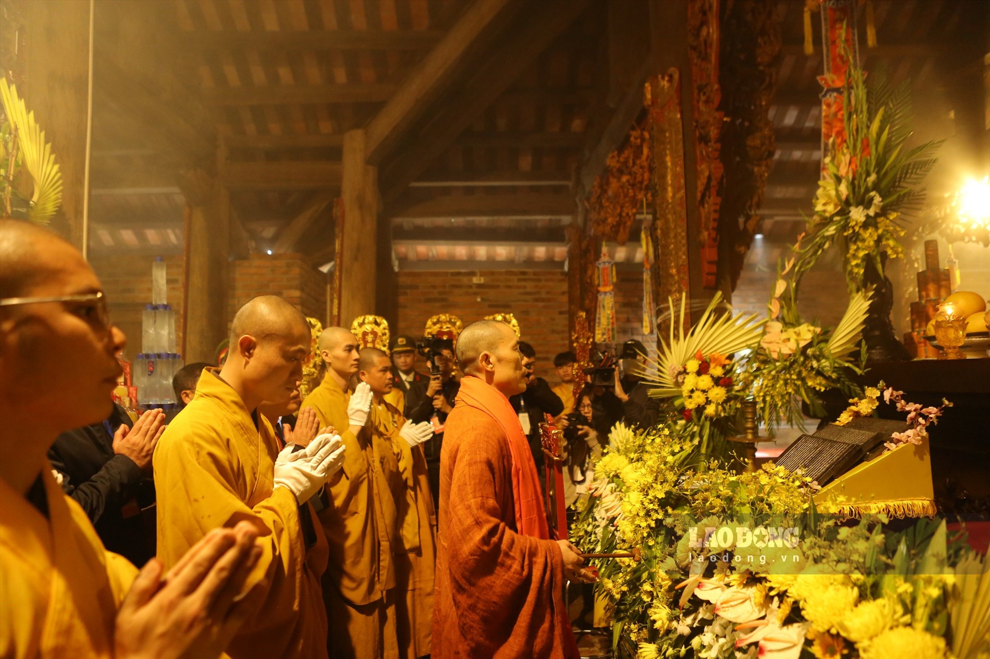 Sau khi Bộ Mộc bản Cư Trần lạc đạo phú đã an vị tại chùa Thượng, các tăng ni Phật tử thực hiện nghi lễ bái tổ trong chùa Thượng. ảnh: Nguyễn Kế