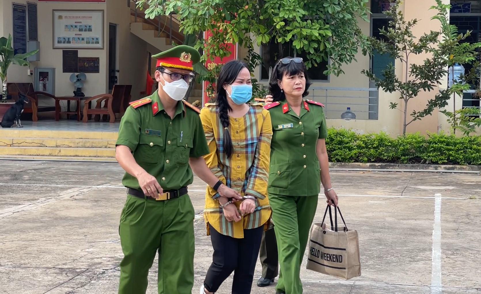 Tina Dương bật khóc khi bị dẫn đến Trại tạm giam. Ảnh: Duy Tuấn