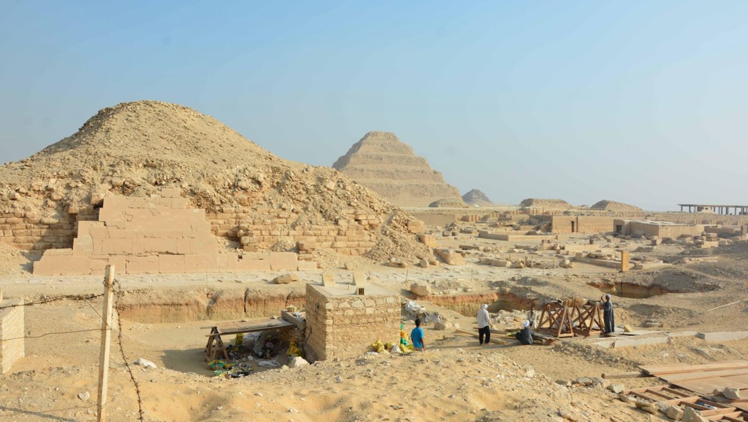 Khu vực khai quật Dự án Lăng mộ Saqqara Saite nhìn ra kim tự tháp Unas và kim tự tháp bậc thang Djoser. Ảnh: Dự án Lăng mộ Saqqara Saite