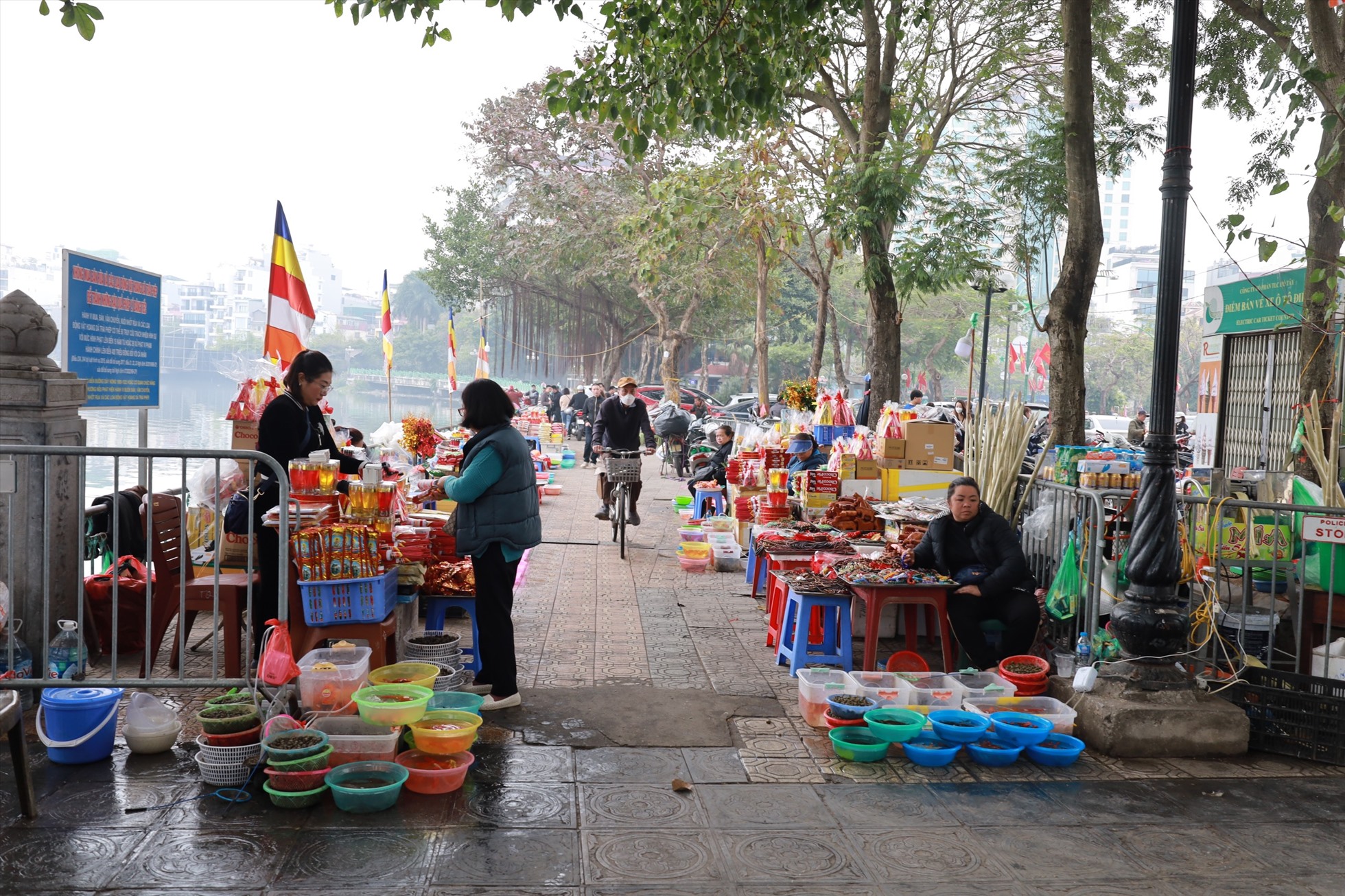 Các tiểu thương tấp nập bày bán đồ phóng sinh tại các chùa trên địa bàn Hà Nội. Ảnh: Nguyễn Thúy.
