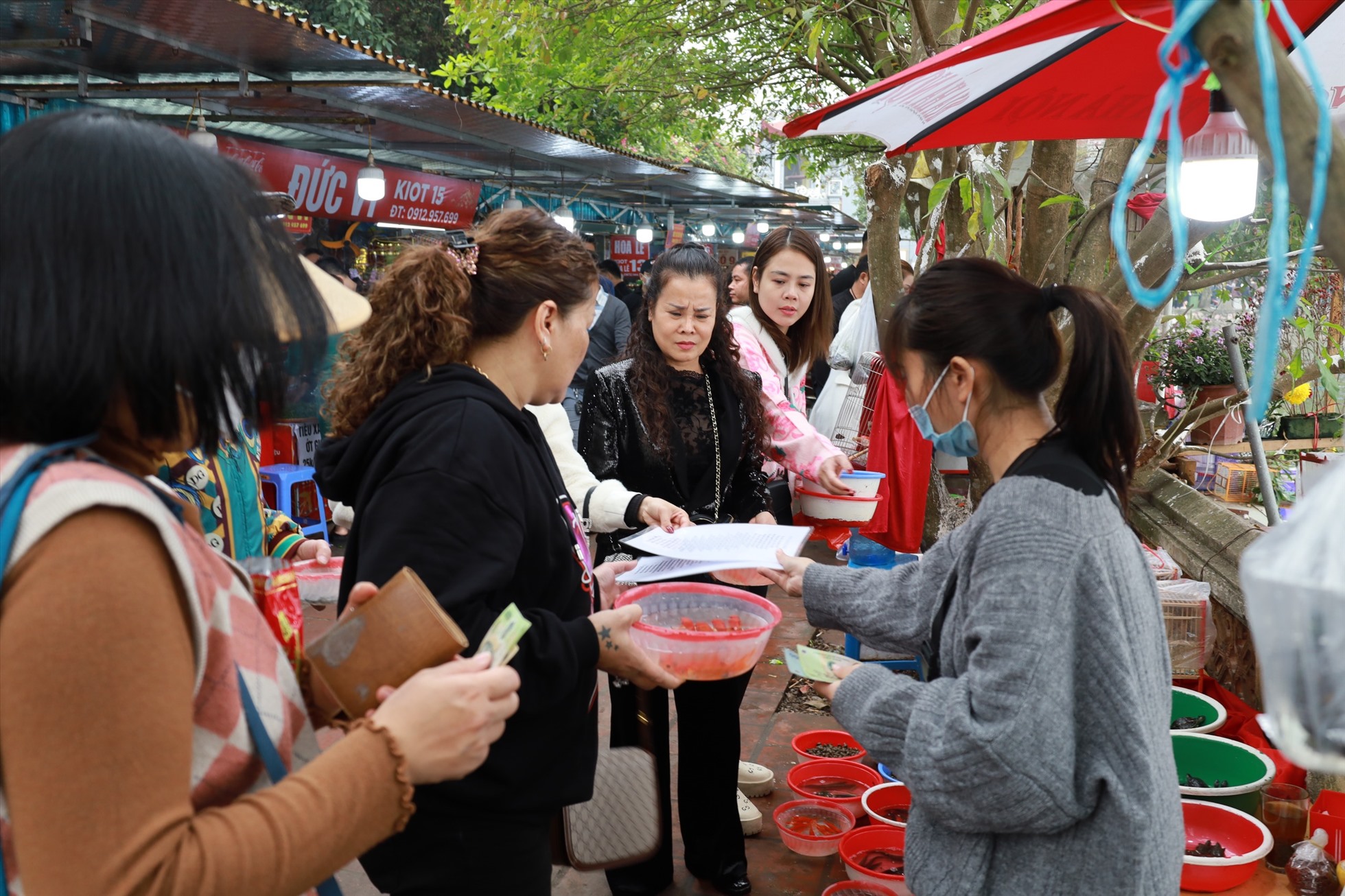 Khung cảnh tấp nập kẻ mua, người bán đồ phóng sinh tại phủ Tây Hồ. Ảnh: Nguyễn Thúy