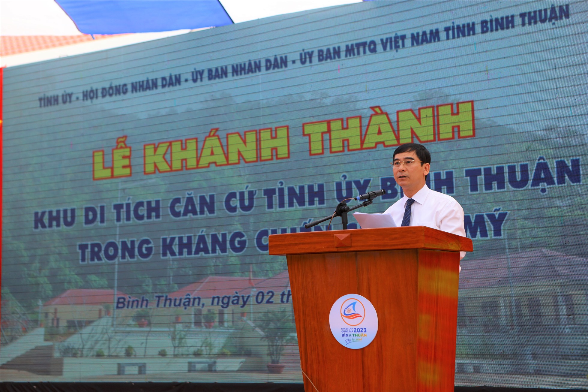 Ông Dương Văn An, Bí thư Tỉnh ủy Bình Thuận phát biểu tại lễ khánh thành Khu di tích căn cứ Tỉnh ủy Bình Thuận trong kháng chiến chống Mỹ. Ảnh: Duy Tuấn