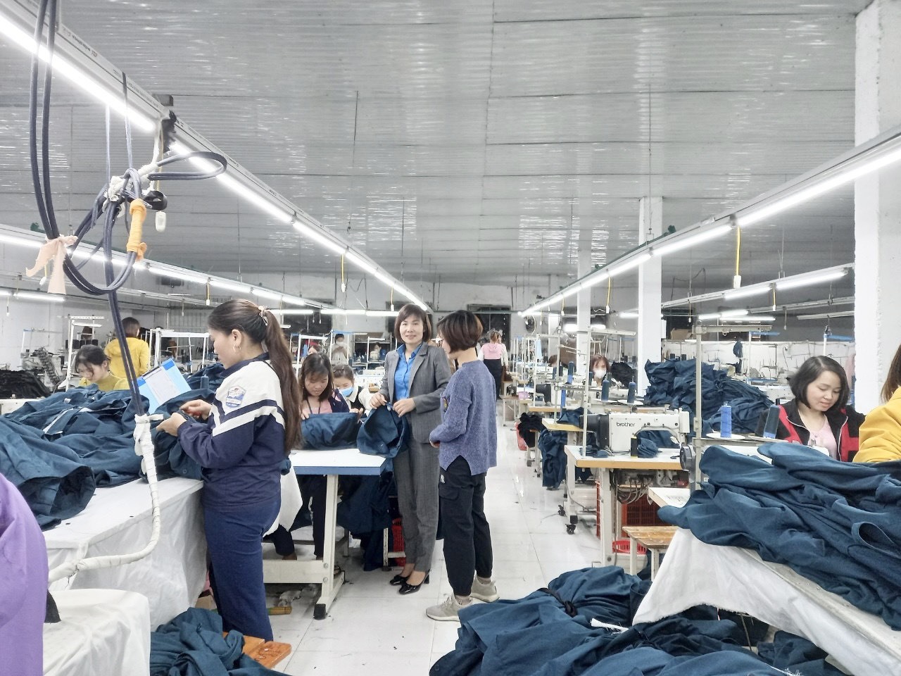 Lãnh đạo Liên đoàn Lao động huyện Lục Nam thăm xưởng sản xuất sau tết tại Công ty TNHH May thời trang Hải Đăng. Ảnh: LĐLĐ huyện Lục Nam