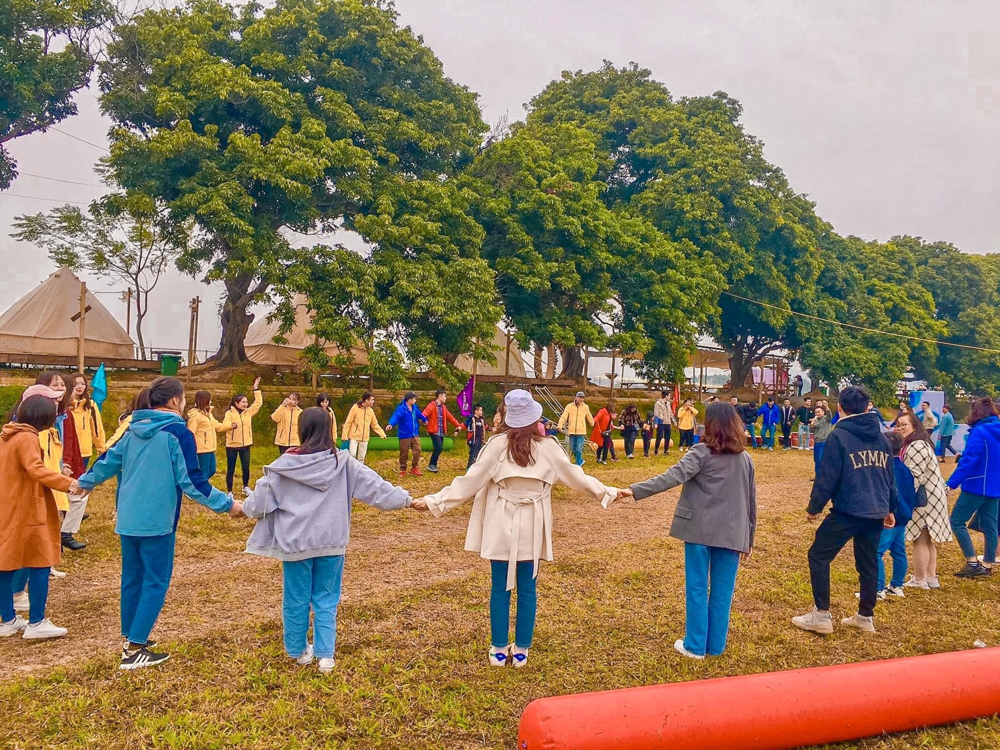 Nhiều đoàn khách lớn đến đây để tổ chức team building, trò chơi tập thể ngoài trời vô cùng náo nhiệt.