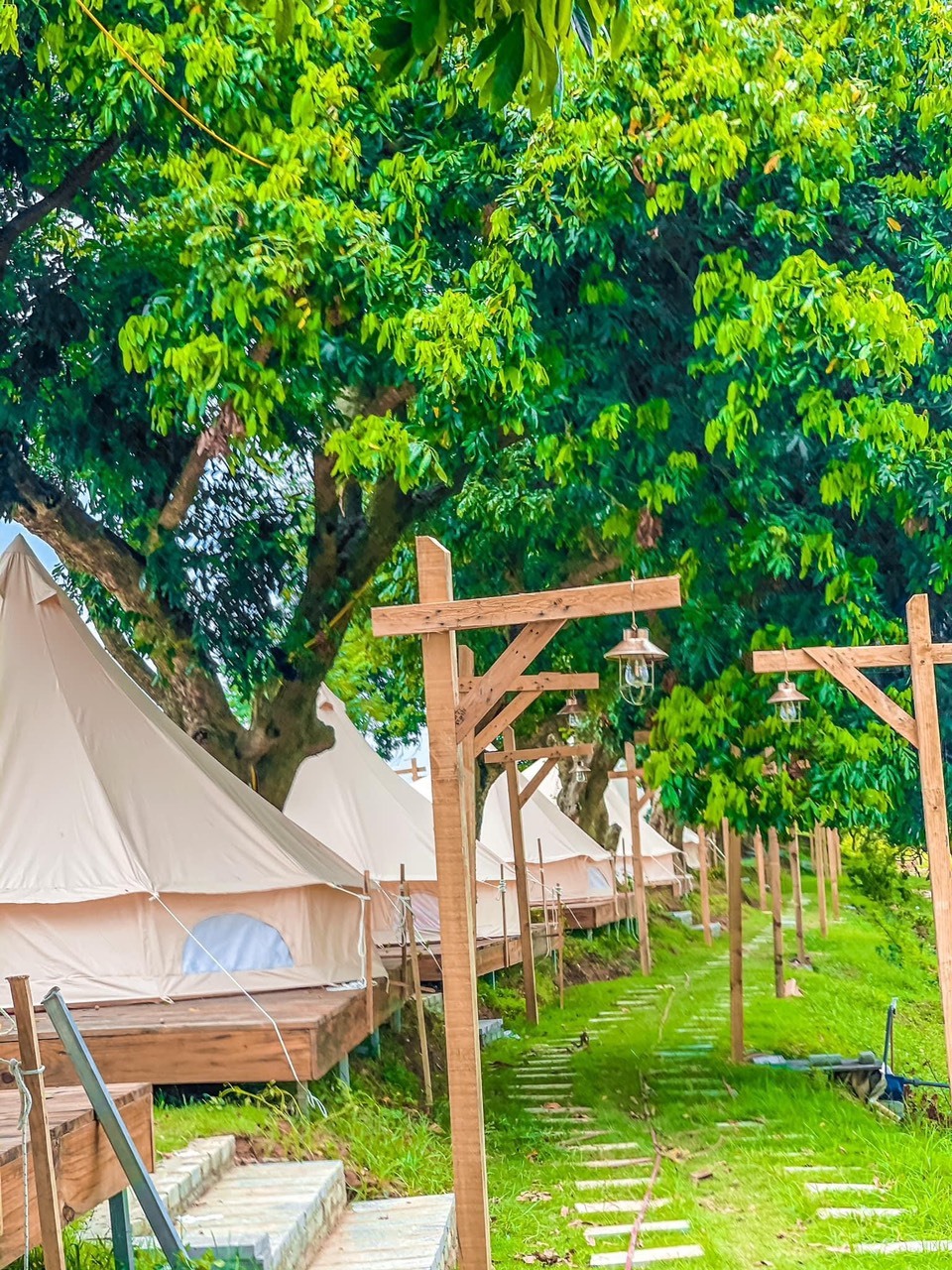 Đặc biệt, ở đây còn có cả các trại dựng sẵn cho du khách nghỉ ngơi, bếp than để thưởng thức BBQ ngoài trời.
