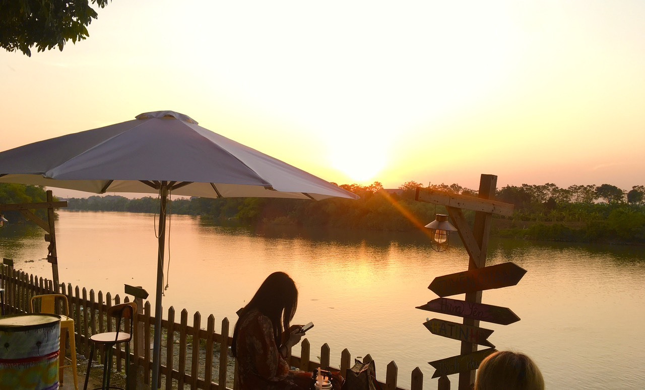 Từ thủ đô Hà Nội, du khách đi theo Quốc lộ 1B đến thành phố Bắc Ninh rồi rẽ trái đến đê sông Cầu. Khu glamping nằm ngay bên bờ đê, cách Hà Nội khoảng 1 giờ đi ô tô.