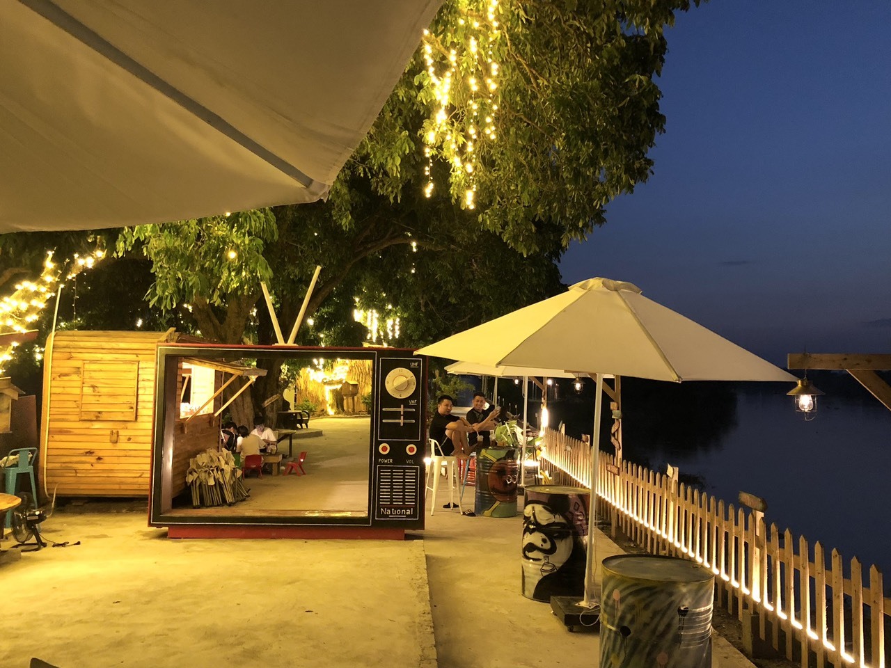 Không chỉ cung cấp địa điểm vui chơi, sân khấu, khu glamping còn có dịch vụ hát Karaoke. Đặc biệt, anh Đoàn còn mời cả các nghệ sĩ quan họ Bắc Ninh đến hát để phục vụ theo nhu cầu của du khách.