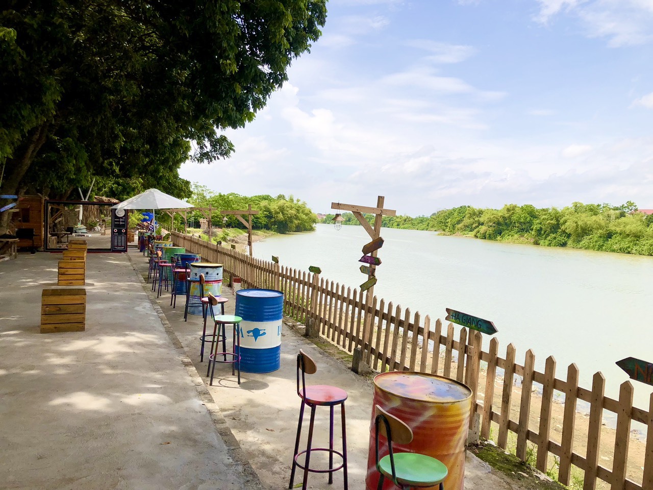 Ngoài ra, ở đây còn có khu bàn làm bằng các thùng phi tái sử dụng, view nhìn thẳng ra bờ sông.