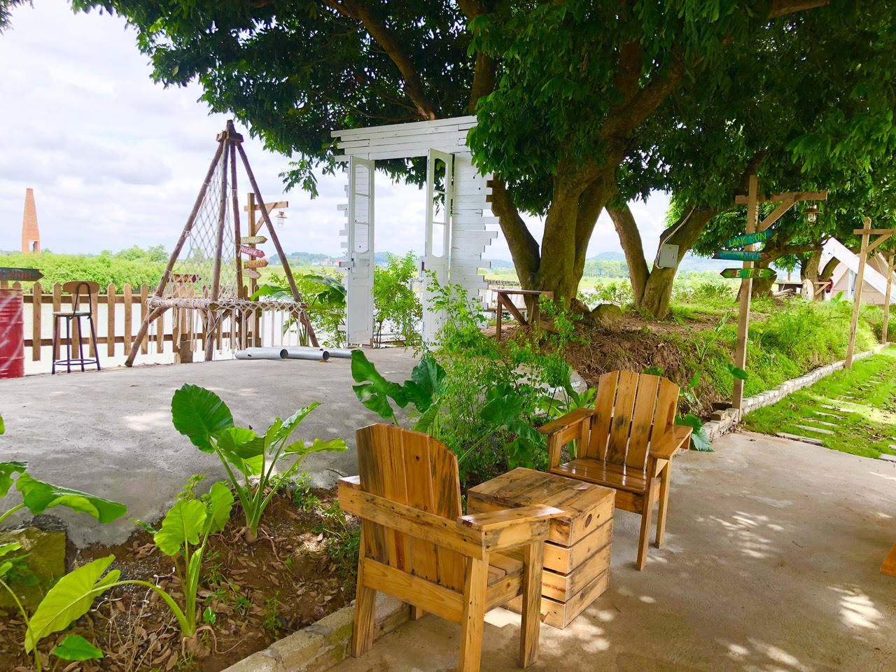 Đến đây, du khách sẽ thích thú với khu cắm trại được trang trí đậm chất Đà Lạt giữa phong cảnh thiên nhiên tuyệt đẹp, phong thủy hữu tình.