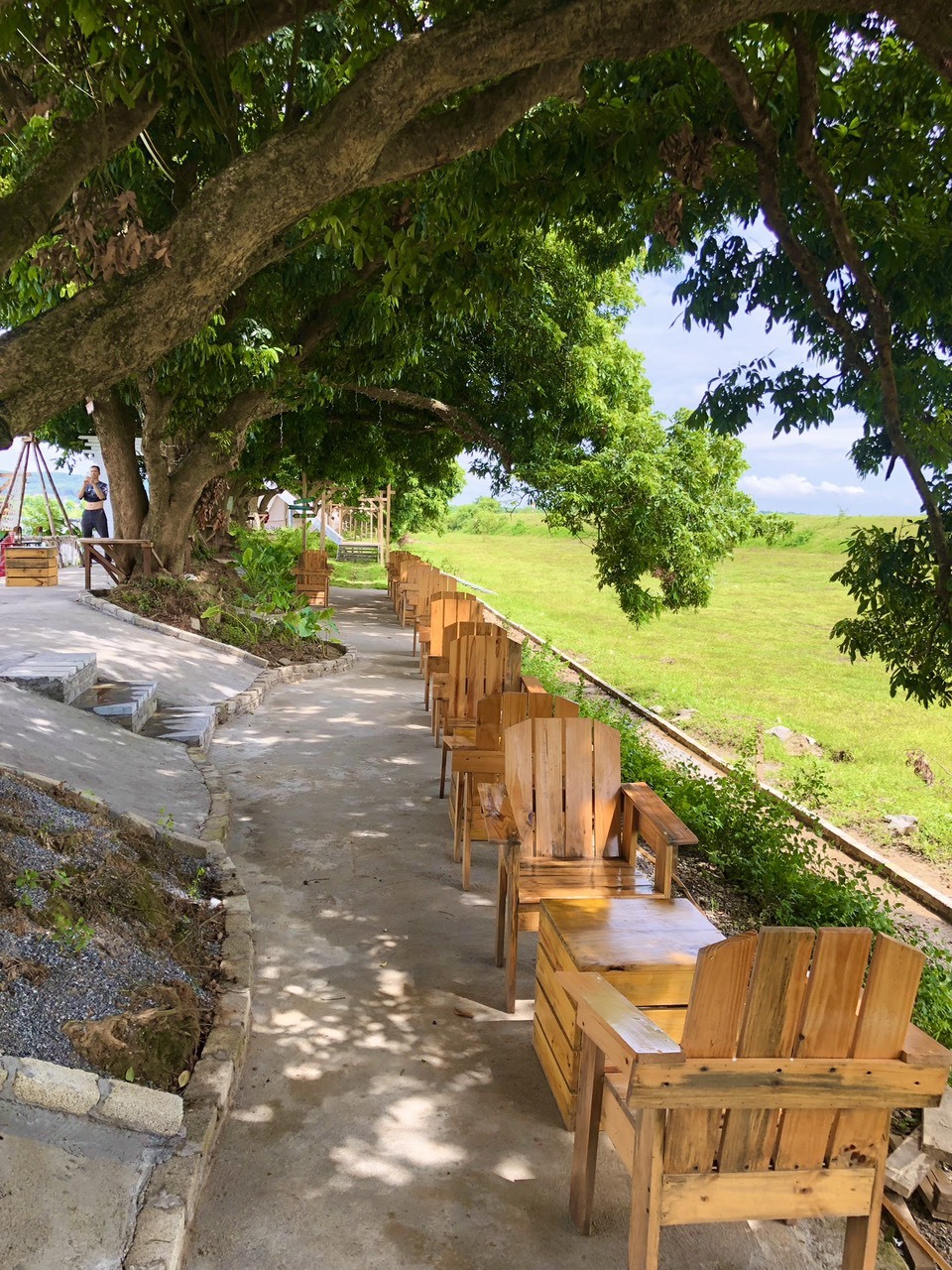Vừa bước vào khu cắm trại, du khách sẽ thấy quán cafe được thiết kế xinh xắn, với bàn ghế được thiết kế bằng gỗ đơn giản, hòa hợp với phong cảnh thiên nhiên.