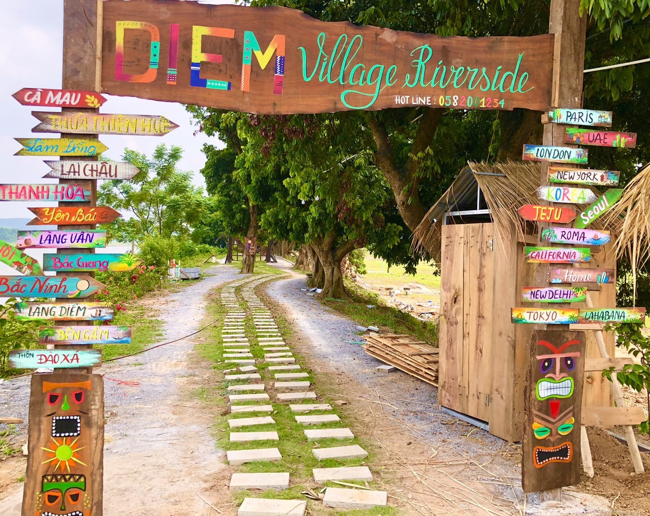 Diem Village Riverside thuộc làng Diềm (thôn Viên Xá, phường Hòa Long, thành phố Bắc Ninh), là địa điểm cắm trại, check-in nổi tiếng, được đông đảo bạn trẻ yêu thích thời gian gần đây.
