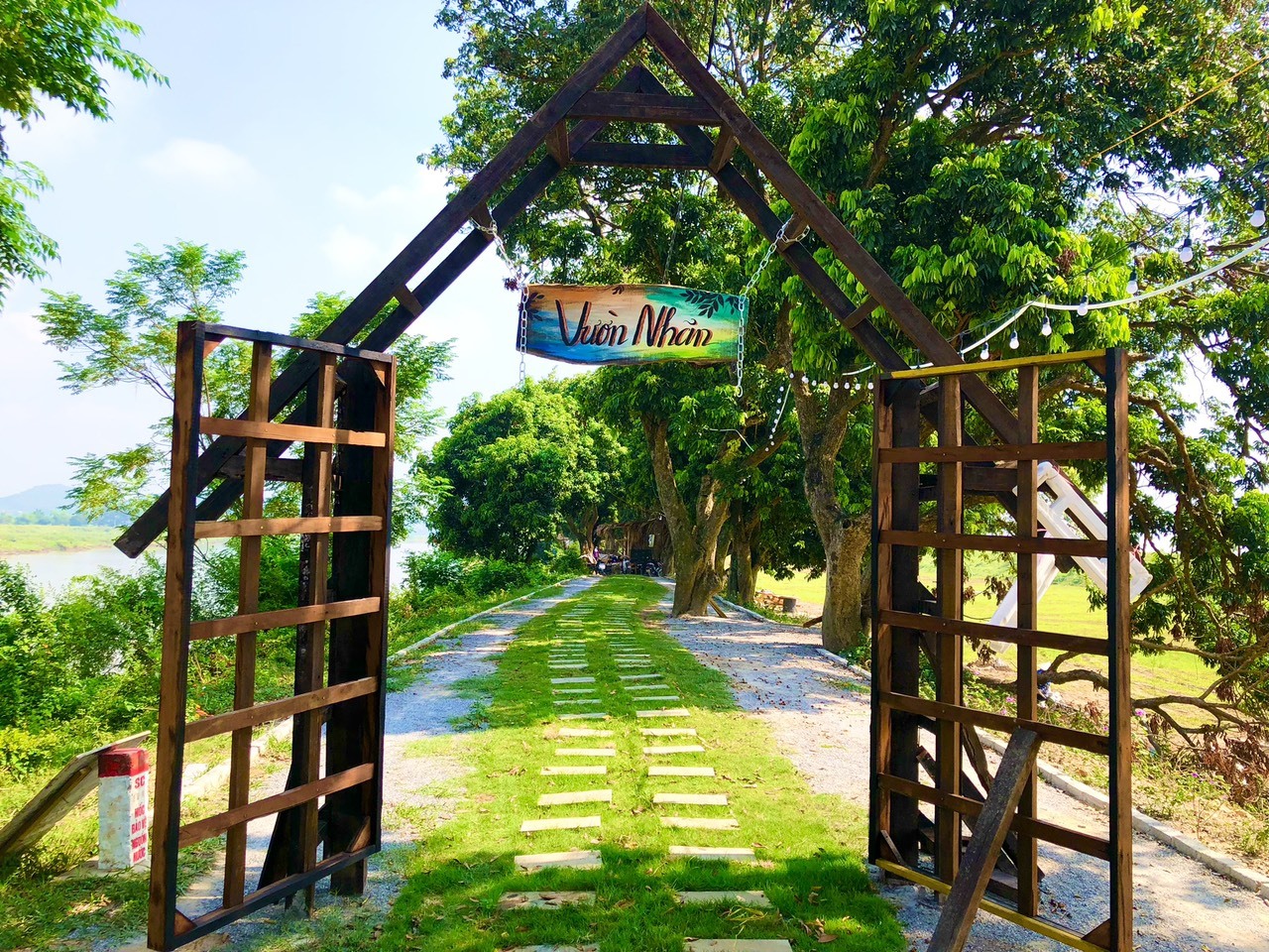 Đi sâu vào bên trong là vườn nhãn rộng với các điểm check-in cho du khách tha hồ “sống ảo“.