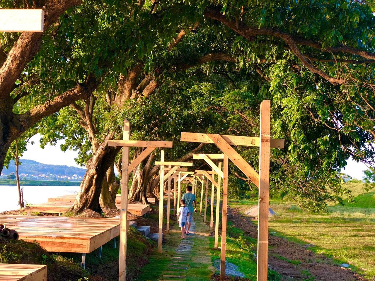 Cái tên Dien Village Riverside được đặt theo đúng vị trí của khu cắm trại - nằm ngay bên bờ đê con sông Cầu thơ mộng. Từ đây, du khách có thể phóng tầm mắt ra xa, ngắm nhìn khung cảnh bên sông.