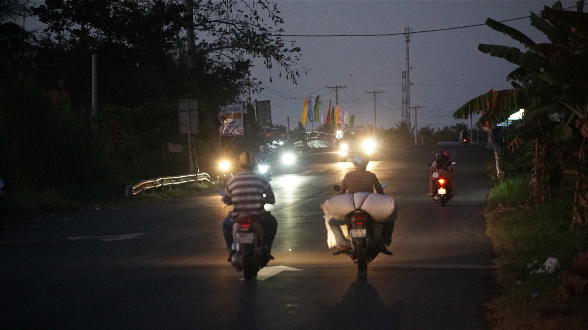 Là người sống ven Quốc lộ 91B từ lúc thông xe, chị Nguyễn Thị Kim Yên (45 tuổi, quận Bình Thủy) cho biết, tuyến Quốc lộ thông xe được hơn 10 năm nhưng đến thời điểm hiện tại vẫn chưa có đèn đường và khoảng gần 2 năm trở lại đây thì đường tỉnh 922 được mở.