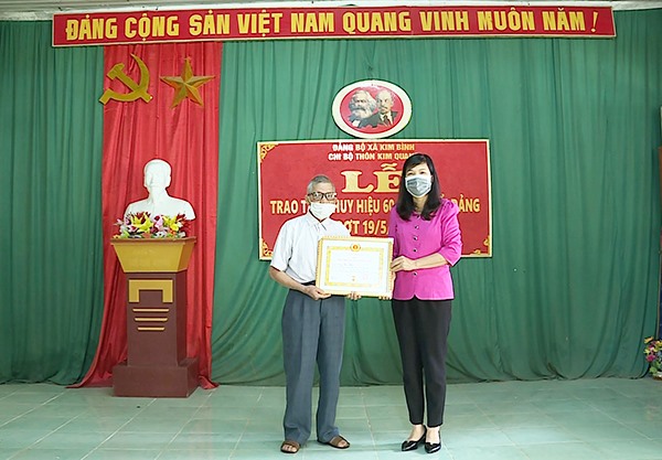 Ông Nông Văn Tiêu được trao huy hiệu 60 năm tuổi Đảng. Ảnh: Văn Linh.