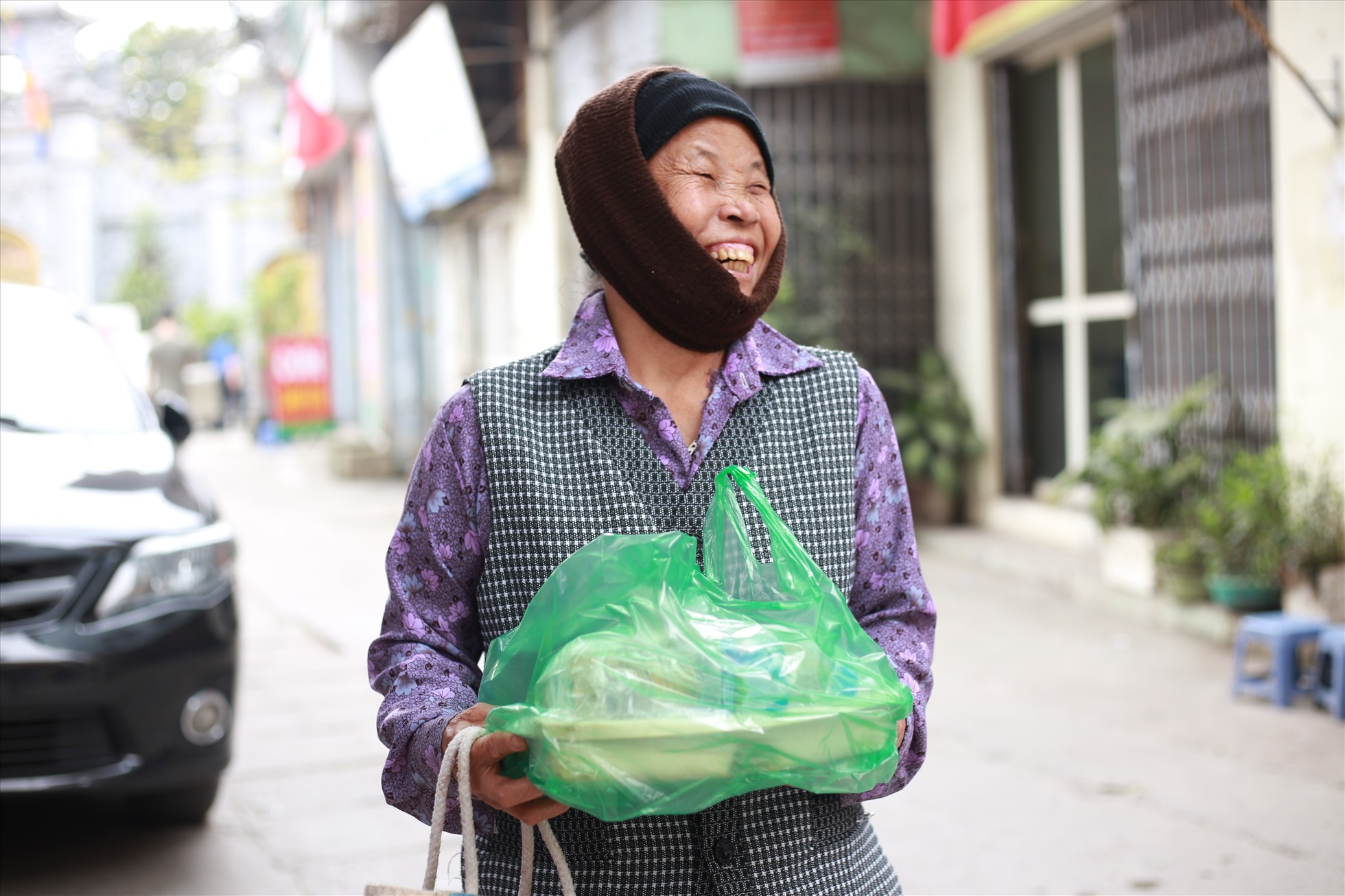 Những suất cơm nóng hổi được các bạn trẻ trao tận tay người vô gia cư, người dân lao động nghèo. Ảnh: Ban tổ chức