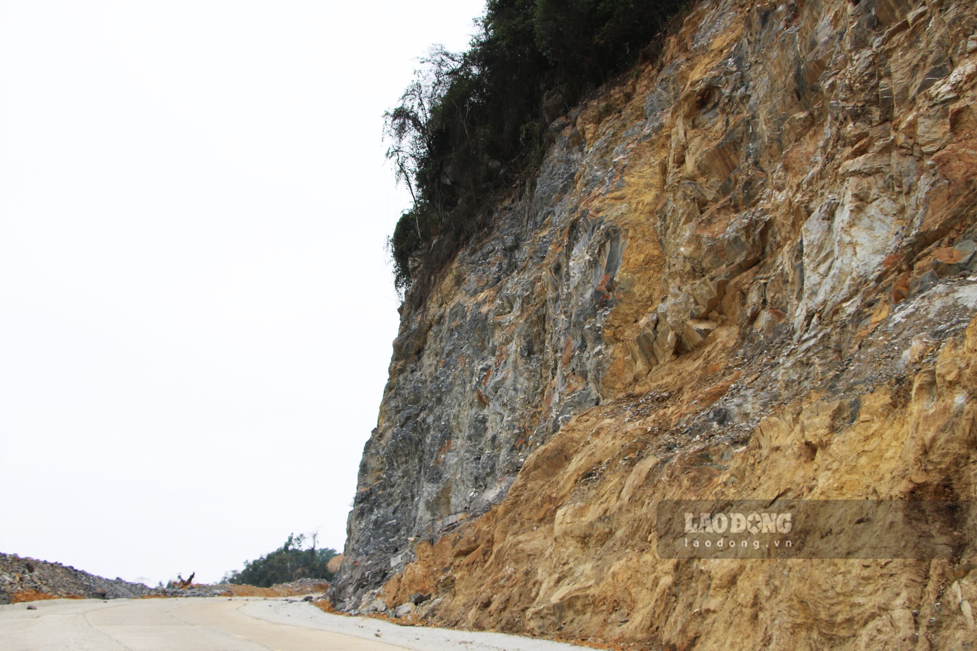 Những vách đá taluy dương dựng đứng cao hàng chục mét thường xuyên xảy ra hiện tượng đá lở. Ngoài ra trong quá trình phá núi mở đường, đơn vị thi công để lại những vách núi đá lởm chởm.