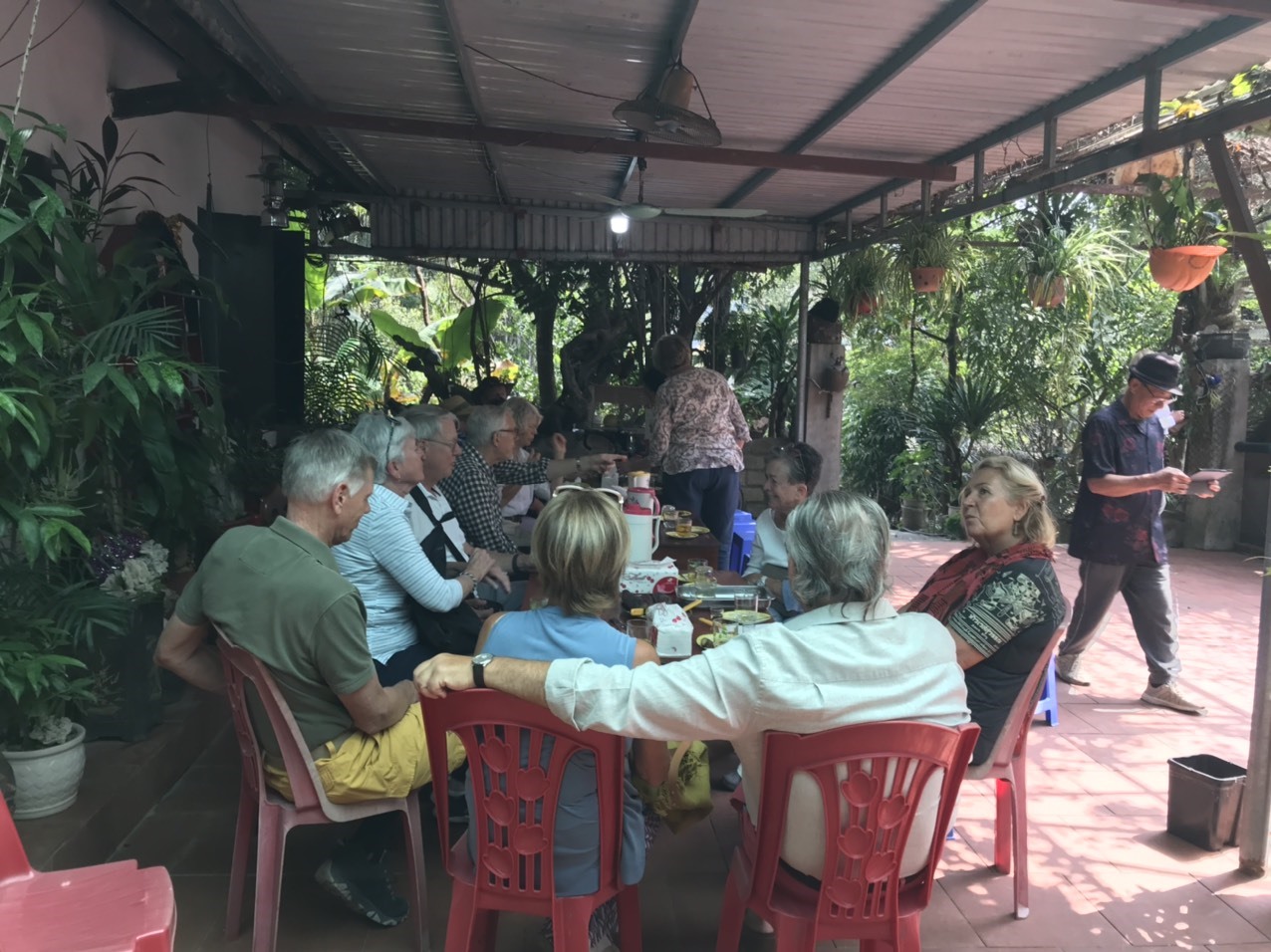 Du khách ngồi thưởng thức món khoai lang luộc tại một nhà dân ở huyện Vân Đồn sáng 20.2.2023. Ảnh: Nguyễn Hùng