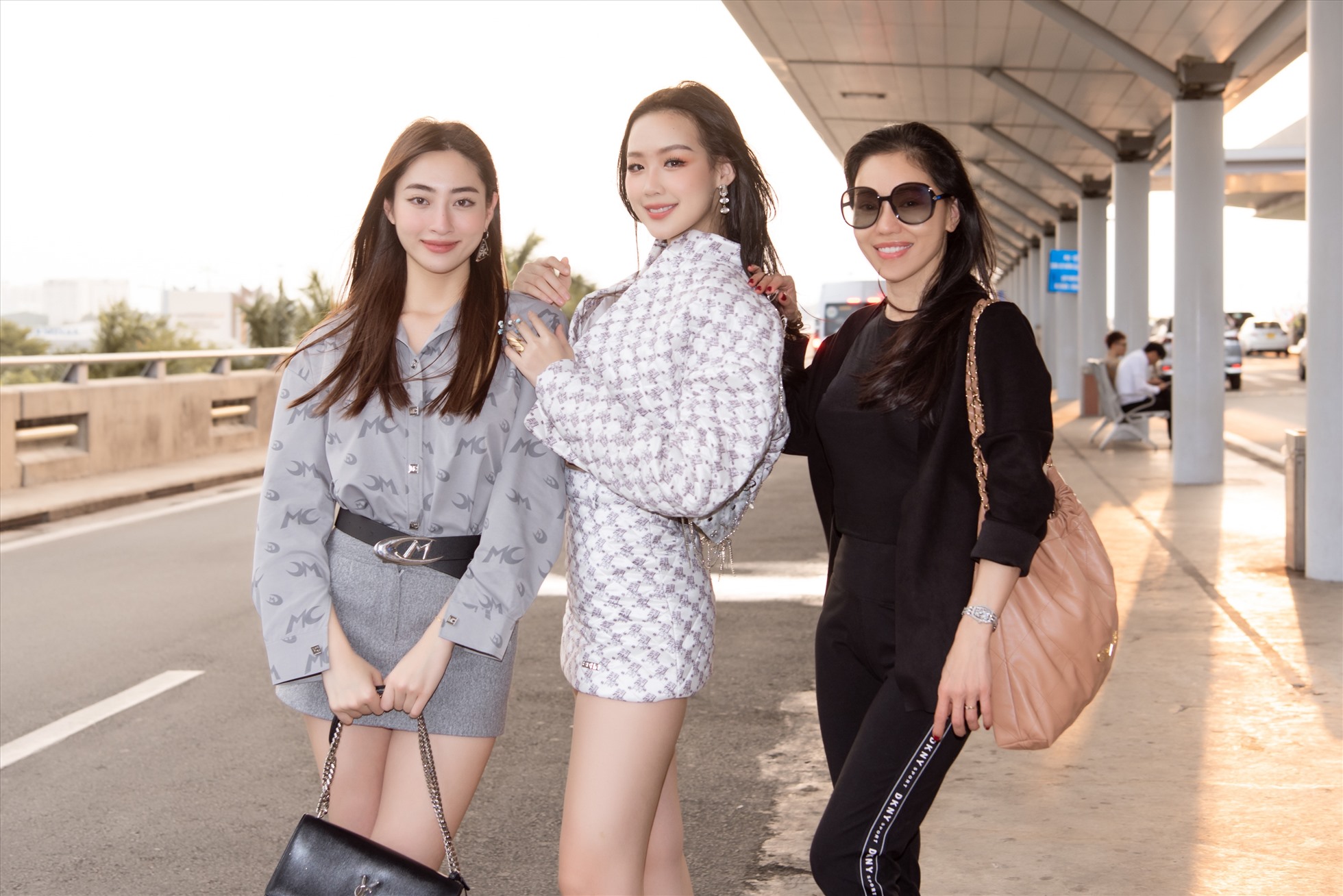 Được biết, Hoa hậu Bảo Ngọc, Hoa hậu Lương Thuỳ Linh và bà Phạm Kim Dung sẽ đến Ấn Độ từ ngày 19.2 đến 24.2. Theo đó, các “nàng hậu” đã chia sẻ những hình ảnh tại sân bay lại được ghi điểm vì độ chỉn chu của trang phục.