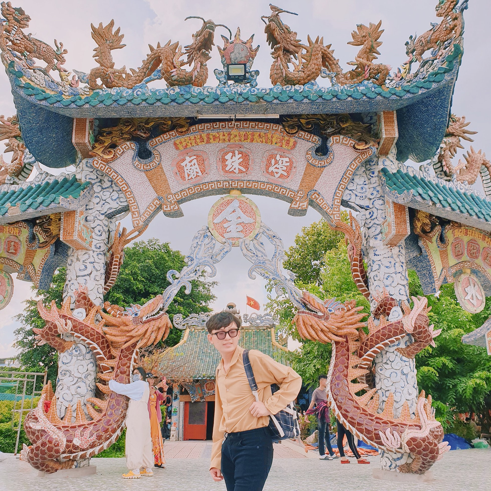 Cổng vào Phù Châu miếu. Ảnh: Trần Trân