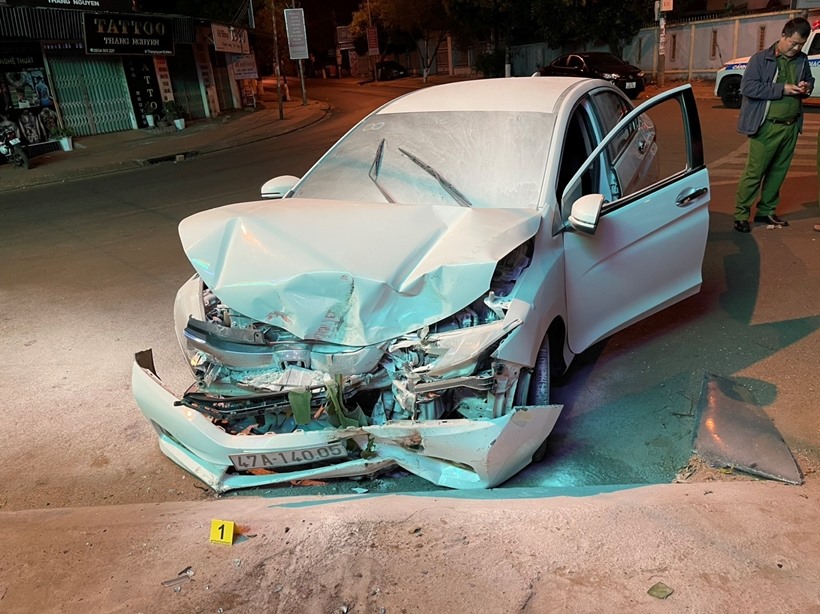 Hình ảnh xe ô tô sau khi xảy ra vụ tông xe để trả thù. Ảnh: Viện Kiểm sát