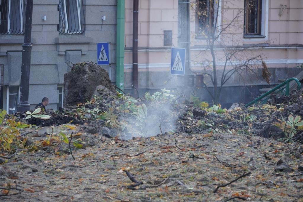 Công viên bị hư hại sau vụ nổ ở Kiev, Ukraina tháng 10.2022. Ảnh: Xinhua