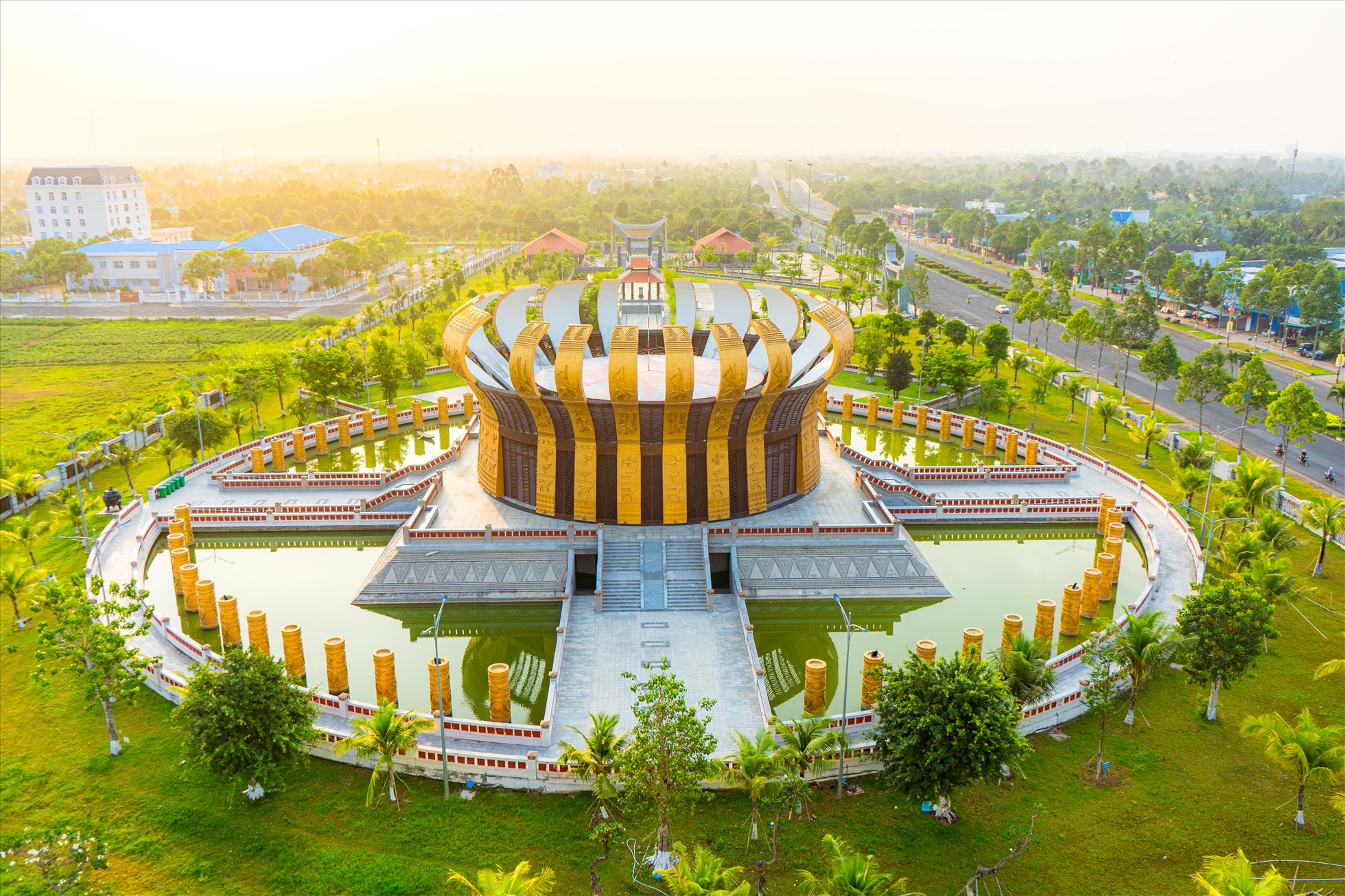 Đền thờ Vua Hùng - công trình văn hóa trọng điểm, có ý nghĩa lịch sử quan trọng của TP. Cần Thơ và quốc gia được khởi công xây dựng năm 2019, khánh thành vào tháng 4.2022. Tổng mức đầu tư hơn 129 tỉ đồng, với diện tích rộng hơn 39.000m2.